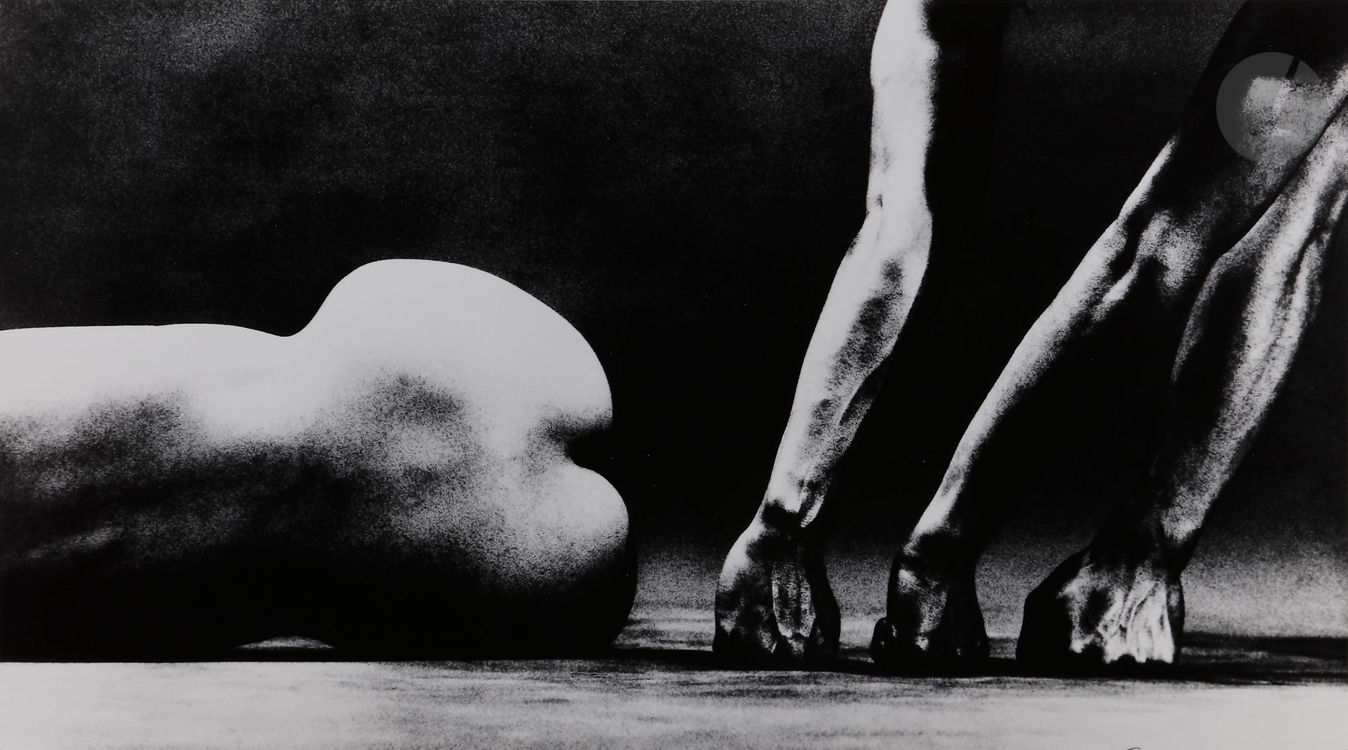Eikoh Hosoe (1933) 
Man and Woman # 24, 1960. 
Épreuve argentique (c. 1990), signée et numérotée à 10 exemplaires au crayon dans la marge inférieure. Tampon du photographe au verso. 
Image : 12 x 21,2 cm 
Feuille : 35 x 27,2 cm - cadre

Eikoh Hosoe (1933) 
Man and Woman # 24, 1960. 
Gelatin silver print (c. 1990) signed and numbered in pencil in the lower margin. Stamp of the photographer on verso. Edition of 10. 
Image: 12 x 21.2 cm 
Paper: 35 x 27.2 cm - frame
