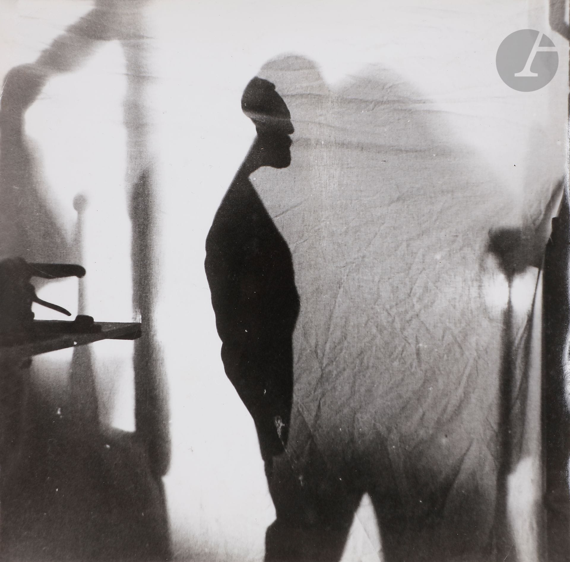 Nikos (Nikos Kessanlis dit) 
Oeuvres, 1964-1967.
Arman. Couple. Nikos et lui-même dans les anamorphoses. Peter. Le pantalon. Chavignier. Giuseppe Marchiori. Ernest Goldsmith. 
11 épreuves argentiques d’époque. Annotations manuscrites, nom de l’artiste, date et titre des œuvres aux versos. Format divers.

On joint l’ouvrage Nikos, Entre l’Esthétique et la Morale, Olkos editions, Athène, 1976, ainsi que des cartons d’invitations et petits catalogues d’expositions.

Nikos (Nikos Kessanlis) 
Works, 1964-1967.
Arman. Couple. Nikos et lui même dans les anamorphoses. Peter. Le pantalon. Chavignier. Giuseppe Marchiori. Ernest Goldsmith. 
Eleven vintage gelatin silver prints. Handwritten annotations, artist's name, date and title of works on verso. 
Various dimensions.

Included the book by Nikos, Entre l'Esthétique et la Morale, Olkos editions, Athens, 1976, as well as invitations and small exhibition catalogues.