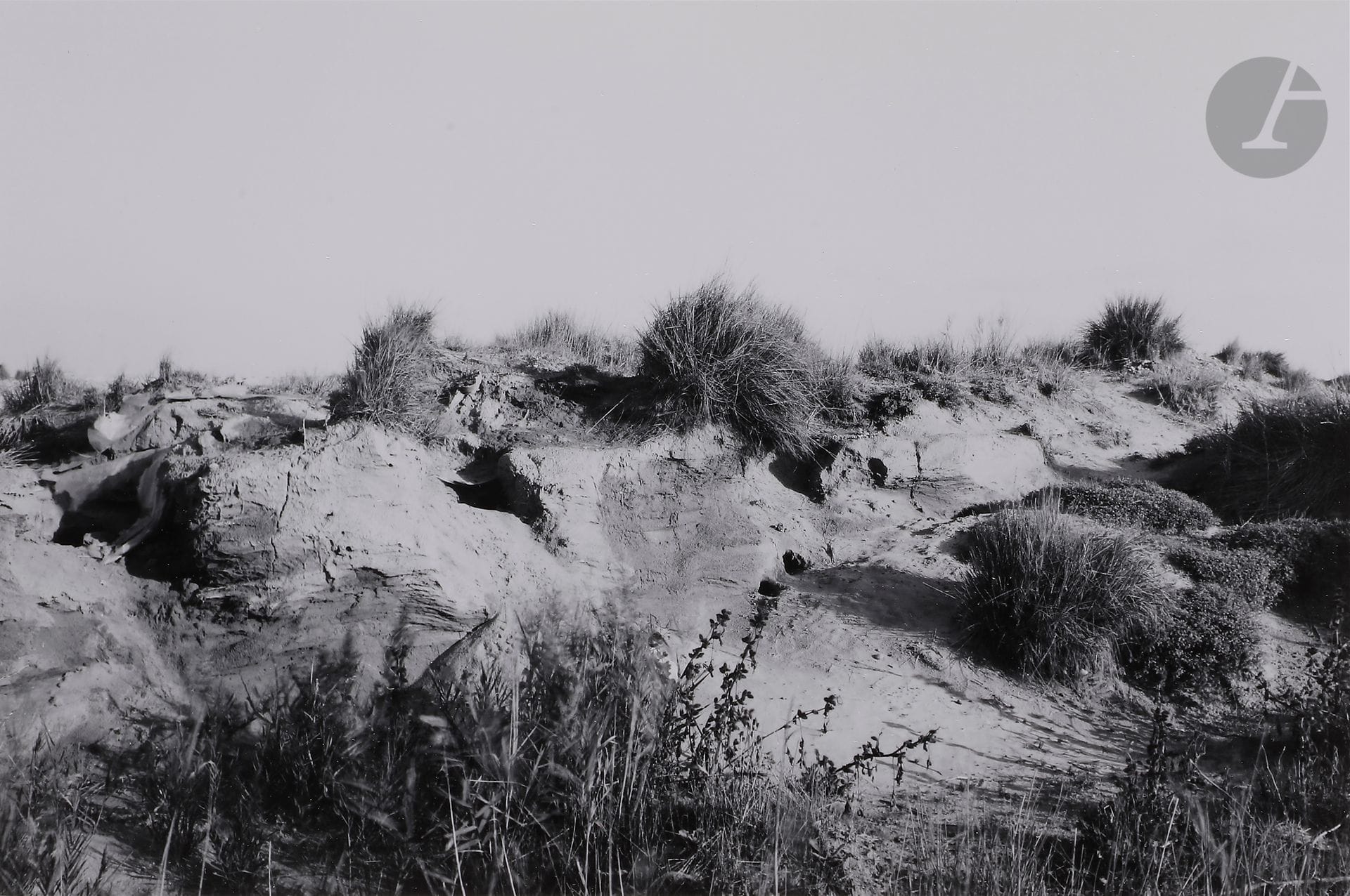 Lewis Baltz (1945-2014)
Fos Secteur 80.
Galerie Michèle Chomette, Paris, 1988.
Portfolio petit in-4 (23 x 27 cm). Coffret à rabats cartonnés articulés. Titre en creux sur le premier plat. Page de titre, colophon et texte d’Olivier Boissière sur calques en début de volume. Édition de 21 exemplaires numérotés et 2 HC (un des 21). 21 épreuves argentiques d’époque, tirées et signées par Lewis Baltz en 1987 avec numérotation aux versos. 
Format des épreuves : 16 x 24 cm (images) / 20,2 x 25,2 cm (feuilles)

 Lewis Baltz a pris ces photographies en octobre et novembre 1986 au cours d’une commande de la Mission Photographique de la DATAR.

Lewis Baltz (1945-2014)
Fos Secteur 80.
Galerie Michèle Chomette, Paris, 1988.
4to portfolio (23 x 27 cm). Publisher box, titled on cover. Title page, colophon and text by Olivier Boissière at the beginning of the volume. Edition of 21 + 2 HC (this one is part of the 21). 21 vintage gelatin silver prints, signed by Lewis Baltz in 1987 and numbered on verso. 
Dimensions : 20.2 x 25.2 cm (paper)