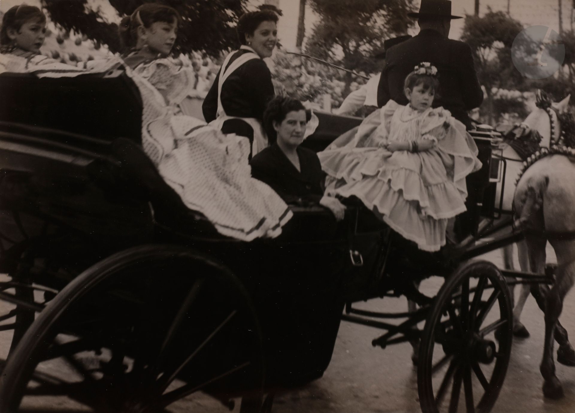 Brassaï (Gyula Halász, dit) (1899-1984) 
Séville en fête, c. 1953. 
Épreuve argentique d’époque. Tampon « Brassaï - 81, rue du Faubourg Saint-Jacques » au verso. 
21,5 x 30 cm

Brassaï (Gyula Halász, known as) (1899-1984) 
Seville in celebration, c. 1953. 
Vintage gelatin silver print. Stamp "Brassaï - 81, rue du Faubourg Saint-Jacques" on verso. 
21.5 x 30 cm
