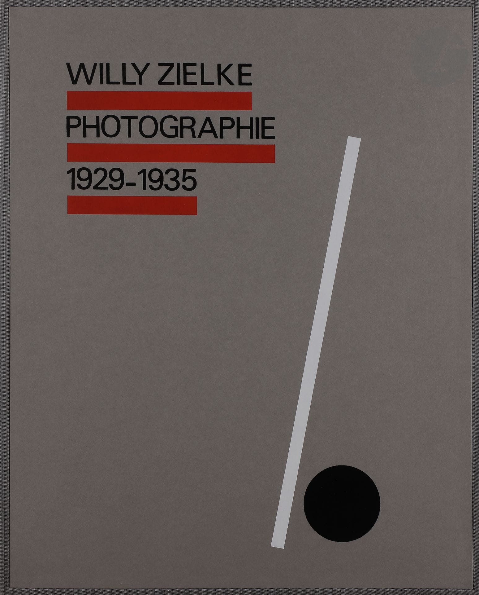 Willy Zielke (1902-1989)
Photographie 1929-1935.
Entassement de plaques de verre I, 1929. Verre - Lumière - Espace, 1929. Abstraction verre VIII, 1929. Diffraction de verre I, 1929. Cristaux de sel fixatif, 1929. Hommage à Wagenfeld, 1929. Lampes Osram, c. 1933. Diffraction de verre II, 1929. Grand et petit, 1929. Boules, 1929. Variation Agfa I, c. 1930. La bête d’acier, 1935.
Christian Bouqueret / Michelle Chomette, Berlin - Paris, 1982. 
Portfolio in-folio (45,2 x 36,7 cm). Coffret à rabats cartonnés articulés conçu par Klaus Wittkugel. Titre sur le dos et le premier plat. Page de titre, colophon et biographie de l’artiste en début de volume. Édition à 50 exemplaires numérotés et 6 HC (un des 50). Édition non terminée. 12 épreuves argentiques (1982) sur papier Kodak Eklature G, signées, titrées, datées et numérotées par le photographe aux versos. Montages sous passe-partout. 
Format des épreuves : env. 23 x 17,5 cm (images) / 25,3 x 20,3 cm (feuilles)

Willy Zielke (1902-1989)
Photography 1929-1935.
Entassement de plaques de verre I, 1929. Verre - Lumière - Espace, 1929. Abstraction verre VIII, 1929. Diffraction de verre I, 1929. Cristaux de sel fixatif, 1929. Hommage à Wagenfeld, 1929. Lampes Osram, c. 1933. Diffraction de verre II, 1929. Grand et petit, 1929. Boules, 1929. Variation Agfa I, c. 1930. La bête d’acier, 1935.
Christian Bouqueret/Michelle Chomette, Berlin - Paris, 1982. 
Folio portfolio (45,2 x 36,7 cm). Publisher box designed by Klaus Wittkugel, titled on spine and cover. Title page, colophon and artist's biography at the beginning of the volume. Edition of 50 + 6 HC (this one is part of the 50). Unfinished edition. 12 gelatin silver prints (1982) on Kodak Eklature G paper, signed, titled, dated and numbered by the photographer on verso. Mounted under passe-partout. 
Dimensions : 25.3 x 20.3 cm (paper)