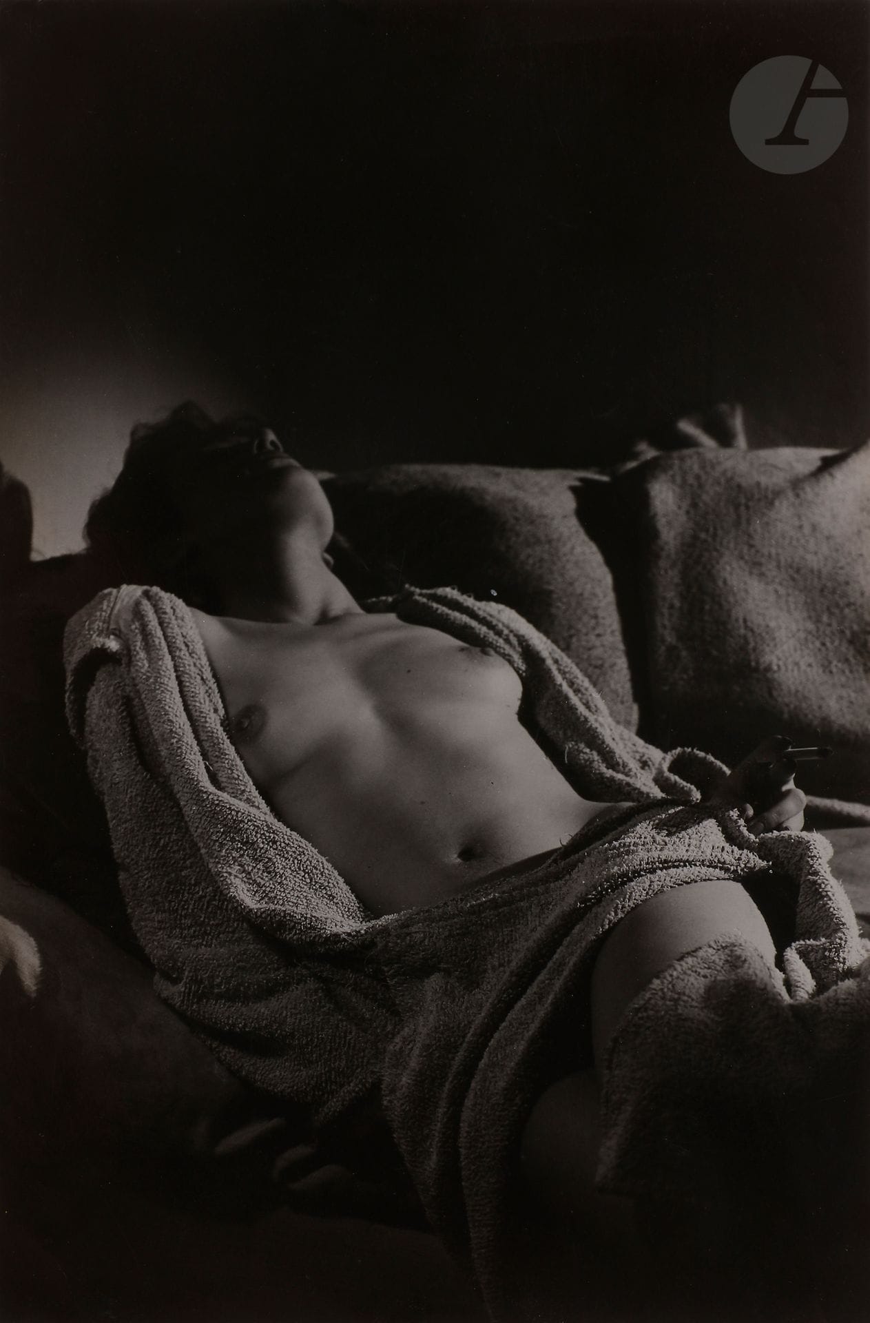 Emmanuel Sougez (1889-1972) 
Sans titre [Nu féminin à la cigarette], 1955. 
Épreuve argentique d’époque. Tampon « Sougez », tampon de la revue U.S. Camera, date, annotations au crayon et indications de recadrage au verso. 
21,6 x 14,2 cm

Emmanuel Sougez (1889-1972) 
Untitled [Nude with cigarette], 1955. 
Vintage gelatin silver print. Stamp "Sougez", U.S. Camera magazine stamp, date, annotations and crop marks on verso. 
21.6 x 14.2 cm