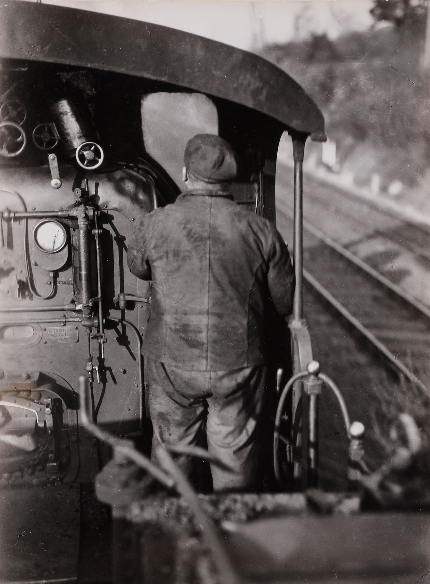 François Kollar (1904-1979)
Le Rail. La France travaille, c. 1935.
L’homme et la machine. 
Conducteurs de locomotives. Aiguilleur. Accrocheur de wagons. Atelier des quatre mares. Mécaniciens. 
Dix (10) épreuves argentiques (c. 1980). Tampon « Photo : François Kollar - Tirage : Jean-Michel Kollar » et annotations manuscrites aux versos.
Format moyen : 23,5 x 17,5 cm

François Kollar (1904-1979)
The Rail. La France travaille, c. 1935.
Man and machine. 
Locomotive drivers. Switchman. Wagon hanger. Workshop. Mechanics. 
10 gelatin silver prints (c. 1980). Stamp "Photo: François Kollar - Tirage: Jean-Michel Kollar" and handwritten annotations on verso.
Average size: 23.5 x 17.5 cm