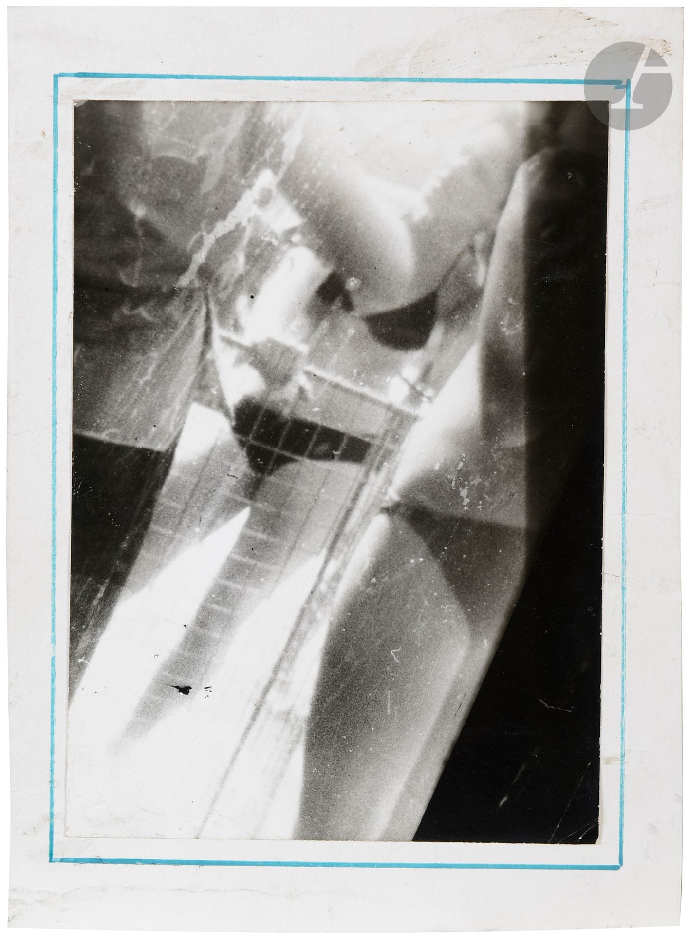 Miroslav Tichy (1926-2011) 
Sans titre, c. 1960-1970. 
[Scène de piscine. Femmes en maillots de bain].
Épreuve argentique d’époque, contrecollée sur carton par le photographe. 
18 x 12,7 cm . 

Provenance : 
Jana Hebnarova - collection privée, Paris.
Un certificat d’authenticité de Jana Hebnarova (ayant droit de Miroslav Tichy) accompagne chaque œuvre 

Miroslav Tichy (1926-2011) 
Untitled, c. 1960-1970. 
[At the swimming pool. Women in bathing suits].
Vintage gelatin silver print, mounted on cardboard by photographer. 
18 x 12.7 cm 

Provenance : Jana Hebnarova - private collection, Paris.
Included a certificate of authenticity from Jana Hebnarova (Miroslav Tichy's rightholder).