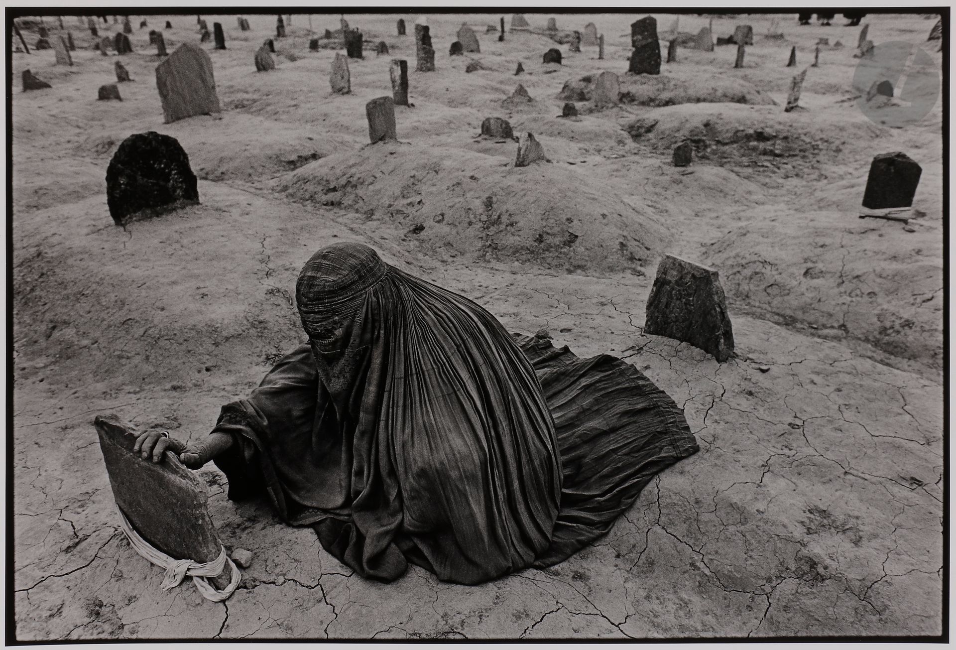 James Nachtwey (1948) 
Afghanistan, 1996. 
En deuil d’un frère tué par une roquette des Talibans. 
Épreuve argentique (2002), signée, dédicacée et datée au verso. 
Image : 39,2 x 58 cm 
Feuille : 50,5 x 60,5 cm

James Nachtwey (1948) 
Afghanistan, 1996. 
Mourning a brother killed by a Taliban rocket. 
Gelatin silver print (2002), signed, dedicated and dated on verso. 
Image: 39.2 x 58 cm 
Paper: 50.5 x 60.5 cm