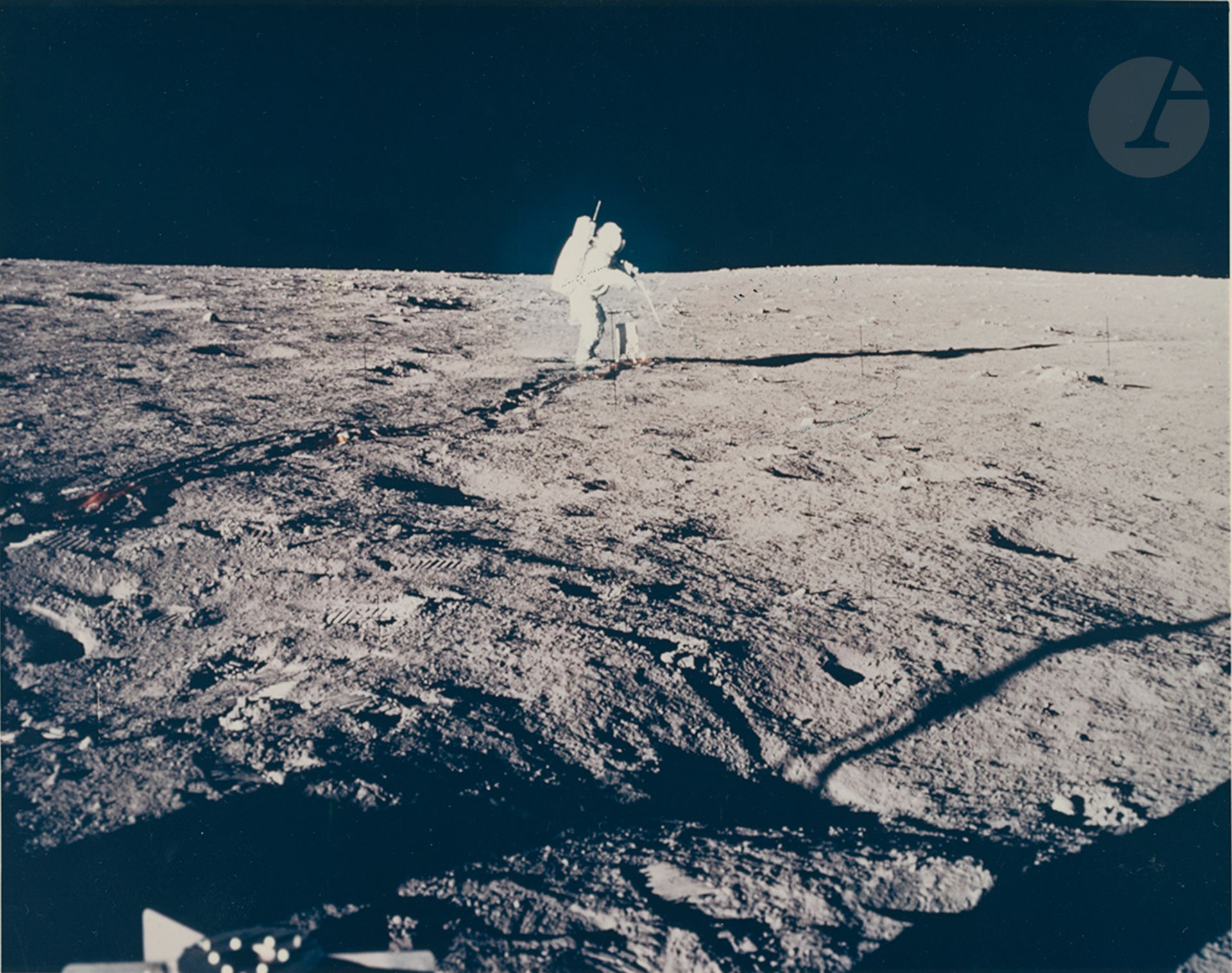 NASA - Pete Conrad 
Apollo 12, 14-24 Novembre 1969. 
Alan Bean au Lunar-science station. 
Épreuve chromogénique d’époque sur papier 
« A Kodak Paper ». 
Image : 19,4 x 24,4 cm 
Feuille : 20,5.x 25,5 cm

NASA - Pete Conrad 
Apollo 12, 14-24 November 1969. 
Alan Bean at the Lunar-science station. 
Vintage chromogenic print on "A Kodak Paper" paper. 
Image: 19,4 x 24,4 cm 
Paper: 20,5 x 25,5 cm