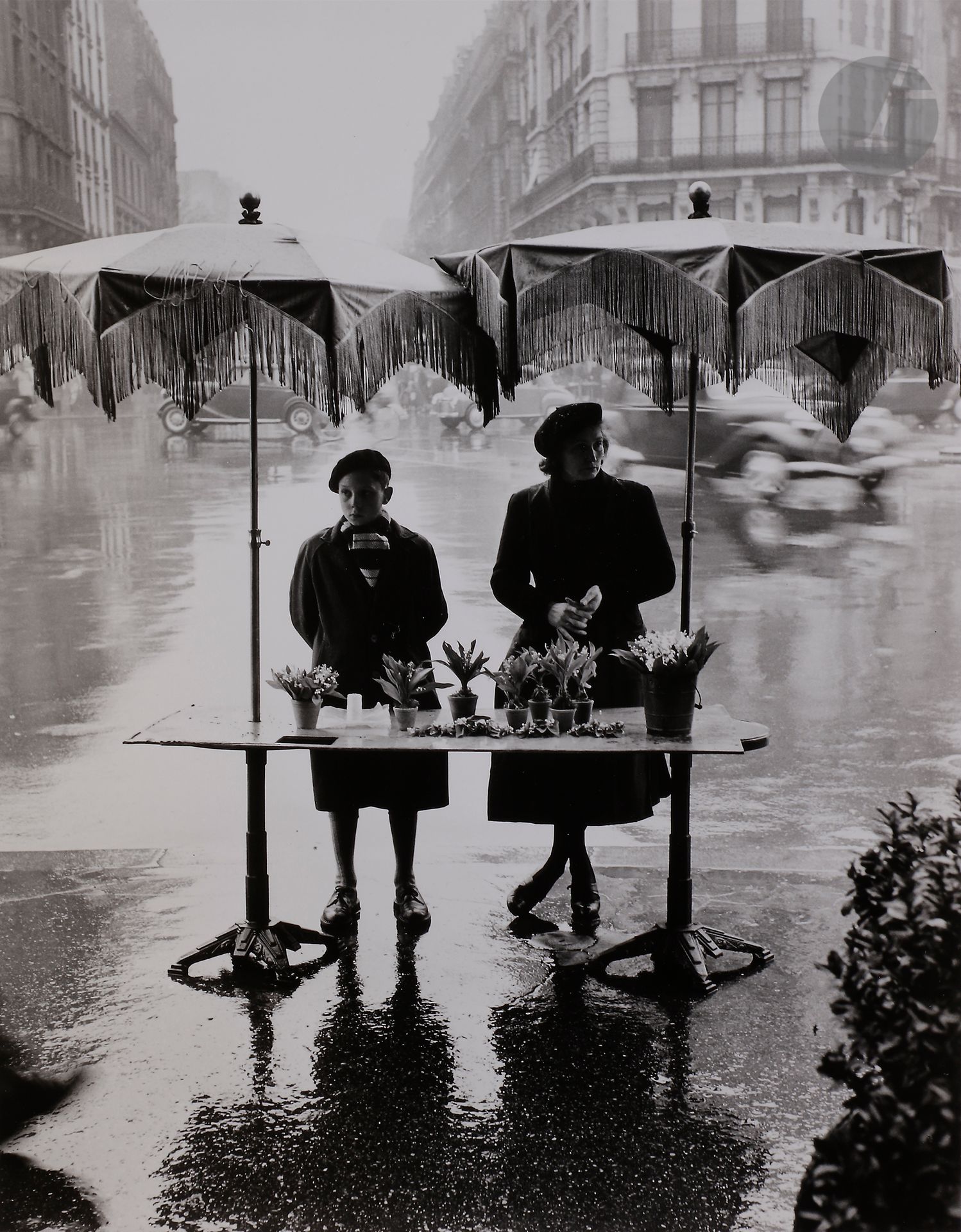 Izis (Israëlis Bidermanas, dit) (1911-1980)
Le muguet du 1er mai. Place Victor Basch, Paris, 1950.
Épreuve argentique (c. 1980). Tampon « Photo Izis Bidermanas » au verso.
Image : 35,7 x 27,8 cm
Feuille : 39,8 x 29,8 cm

Izis (Israelis Bidermanas) (1911-1980)
Lily of the valley on May 1st. Victor Basch Square, Paris, 1950.
Gelatin silver print (c. 1980). Stamp "Photo Izis Bidermanas" on verso.
Image: 35,7 x 27,8 cm
Paper: 39.8 x 29.8 cm