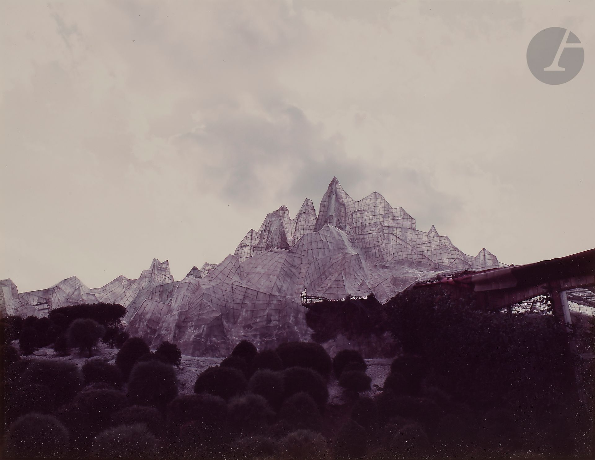 Luigi Ghirri (1943-1992)
Rimini, 1984.
Parc Italia in miniatura. Les Dolomites.
Épreuve chromogénique d’époque, signée, titrée et datée au crayon dans la marge inférieure. 
Image : 20,3 x 26 cm
Feuille : 24,3 x 30,6 cm

Luigi Ghirri (1943-1992)
Rimini, 1984.
Parc Italia in miniatura. The Dolomites.
Vintage chromogenic print, signed, titled and dated in pencil in the lower margin. 
Image: 20.3 x 26 cm
Paper: 24.3 x 30.6 cm