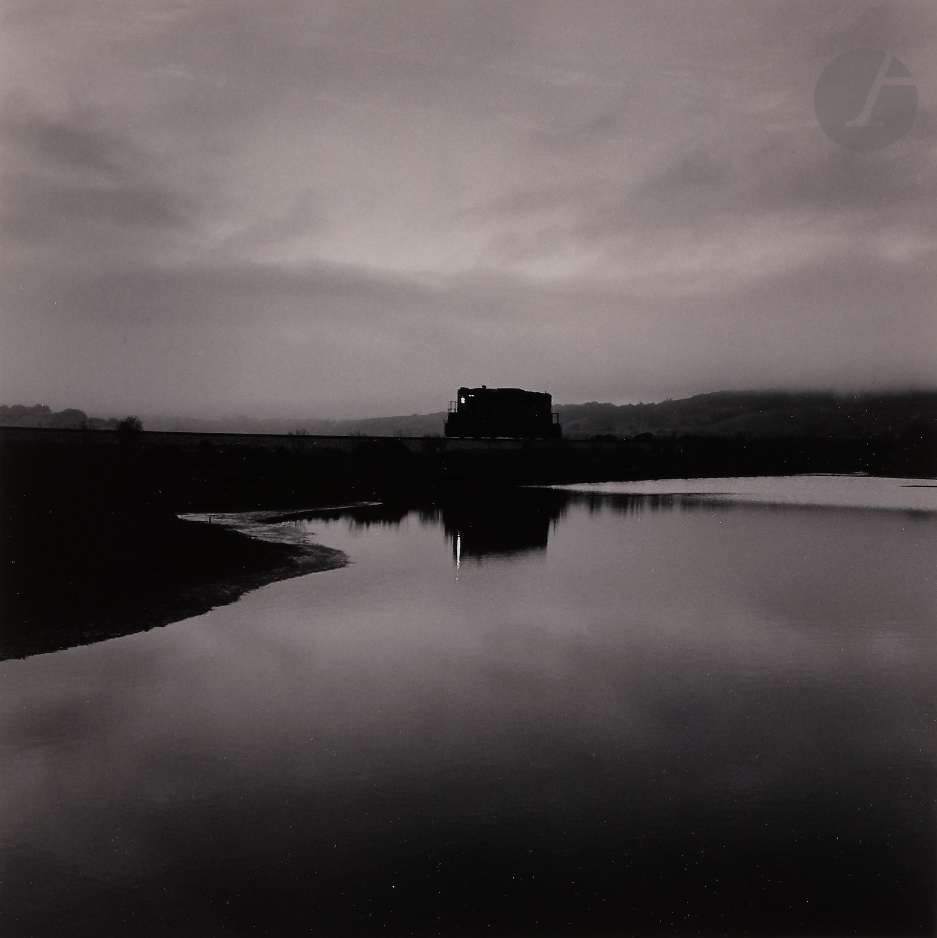 Michael Kenna (1953)
Locomotive, Elkhorn Slough, California, 1989.
Épreuve argentique d’époque (1990), contrecollée sur carton, signée, datée et numérotée à 45 exemplaires au crayon sur le montage en bas. Tampon, signature, titre, dates et justification (45 ex. et 4 AP) au verso du montage.
18,7 x 18,7 cm

Michael Kenna (1953)
Locomotive, Elkhorn Slough, California, 1989.
Vintage gelatin silver print (1990), mounted on cardboard, signed, dated and numbered in pencil on the lower mount. Stamp, signature, title, dates and numbering on mount verso. Edition of 45 + 5 AP.
18,7 x 18,7 cm