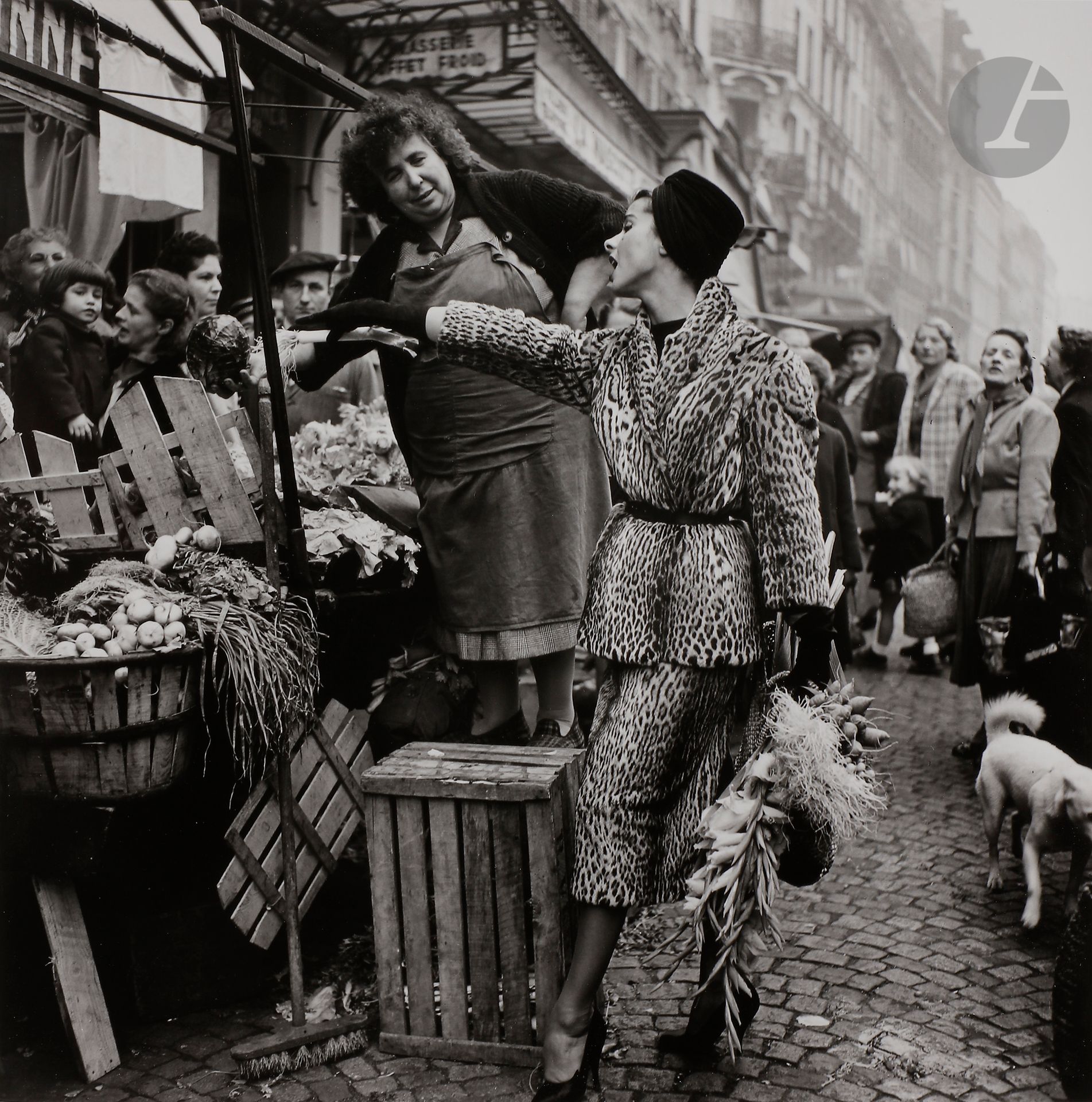 Pierre Boulat (1924-1998) 
Marie Chantal en manteau d’ocelot de Balmain au marché de la rue Mouffetard. Paris, 1955. 
Épreuve argentique (1992). Timbre sec du photographe dans la marge inférieure. Tampon-signature du photographe au verso. 
Image : 30,5 x 30,5 cm 
Feuille : 49 x 38,5 cm

Pierre Boulat (1924-1998) 
Marie Chantal in an ocelot coat by Balmain at the market on rue Mouffetard. Paris, 1955. 
Gelatin silver print (1992). Photographer's blind stamp in the lower margin.  Photographer's signature-stamp on verso. 
Image: 30.5 x 30.5 cm 
Paper: 49 x 38.5 cm