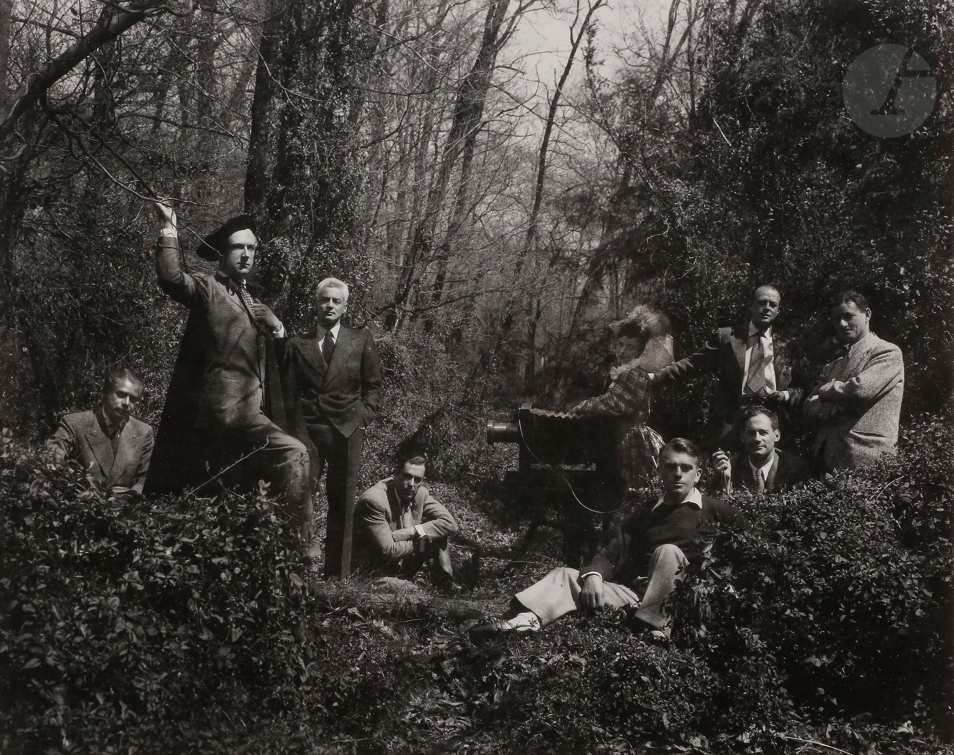 *Irving Penn (1917-2009)
Les photographes de Vogue. Oyster Bay (at Horst’s), Long Island, New York, 1946.
Serge Balkin, Cecil Beaton, George Platt Lynes, Constantin Joffe, le mannequin Dorian Leigh, H. P. Horst, John Rawlings, Irving Penn (autoportrait, tenant le déclencheur) et Erwin Blumenfeld.
Épreuve argentique (c. 1960) contrecollée sur carton. Tampon « Photograph - by - Penn », tampon copyright « Condé Nast » et légende tapuscrite sur étiquette au verso du montage.
26,5 x 33,8 cm

Bibliographie : 
- Irving Penn, Printemps des Arts de Monte-Carlo, cat. expo., 1986, ill. 1. 
- Irving Penn, Passage, Alfred A. Knopf / Callaway, New York, 1991, p. 21. 

Irving Penn (1917-2009)
Vogue photographers. Oyster Bay (at Horst's), Long Island, New York, 1946.
Serge Balkin, Cecil Beaton, George Platt Lynes, Constantin Joffe, the model Dorian Leigh, H. P. Horst, John Rawlings, Irving Penn (self-portrait, holding the shutter release) and Erwin Blumenfeld.
Gelatin silver print (c. 1960), mounted on cardboard. Stamp "Photograph - by - Penn", copyright stamp "Condé Nast" and typed caption on a label on the back of the mount.
26.5 x 33.8 cm