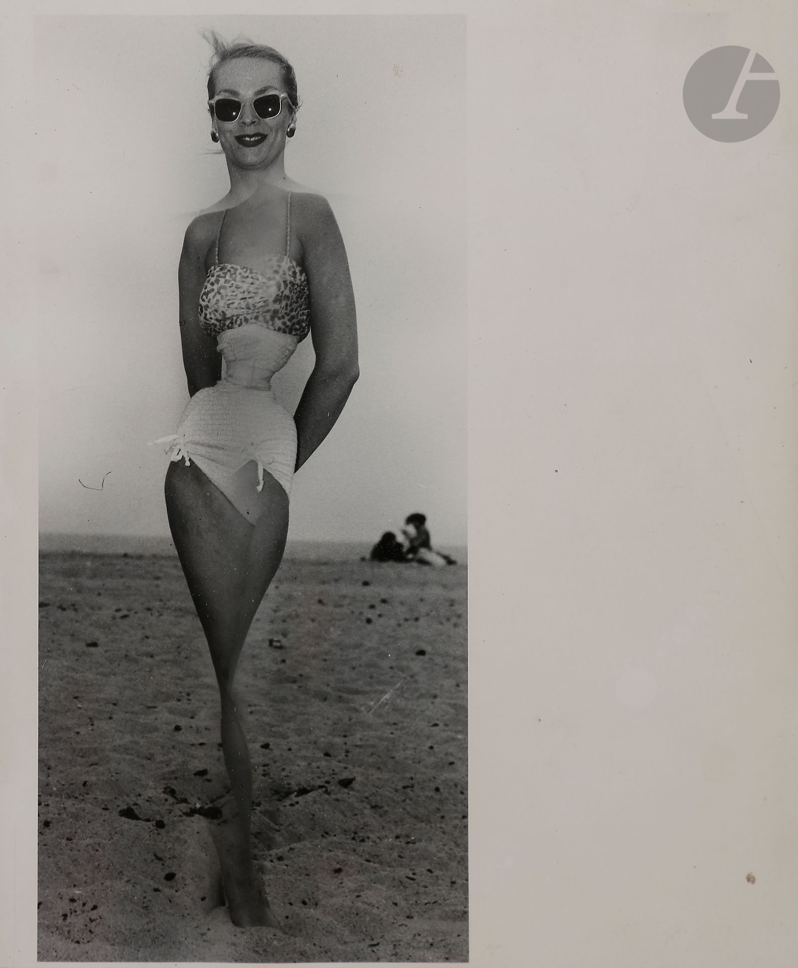 Weegee (Arthur Fellig, dit) (1899-1968)
Distorsion. Femme sur la plage, c. 1955.
Épreuve argentique d’époque. Tampon « Credit Photo by - Weegee » au verso.
Image : 24,6 x 11 cm
Feuille : 25,5 x 20,6 cm

Weegee (Arthur Fellig) (1899-1968)
Distortion. Woman on the beach, c. 1955.
Vintage gelatin silver print. Stamp "Credit Photo by - Weegee" on verso.
Image: 24.6 x 11 cm
Paper: 25.5 x 20.6 cm