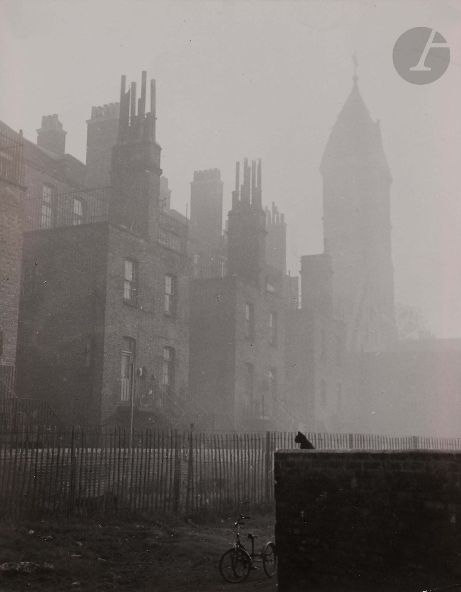 Izis (Israëlis Bidermanas, dit) (1911-1980)
Londres, c. 1950.
Cheyne Walk, Chelsea. [Quartier de Londres, un chat perché]. 
Deux épreuves argentiques d’époque dont une sur papier Agfa-Brovira. Tampon « Photos Izis Bidermanas » (2) et annotations manuscrites au verso (1).
27,5 x 21,5 cm

Bibliographie (N° 344 à 346) : 
Izis, Gala Day-London, Londres, Harvill Press, 1953.

Izis (Israelis Bidermanas, known as) (1911-1980)
London, c. 1950.
Cheyne Walk, Chelsea. [London area, a perched cat]. 
Two vintage gelatin silver prints, one on Agfa-Brovira paper. Stamp "Photos Izis Bidermanas" (2) and handwritten annotations on verso (1).
27,5 x 21,5 cm