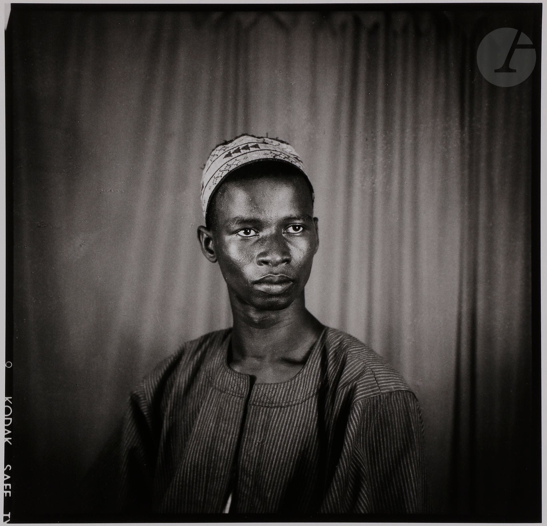 Philippe Koudjina (1940-2014) 
Niamey, Niger, c. 1960-1970. 
Jeune homme. 
Épreuve argentique (2002), signée à l’encre dans la marge inférieure à droite. Tampon et signature du tireur Philippe Salaün, date du tirage au verso. 
Image : 26,5 x 26,5 cm 
Feuille : 40,5 x 30,5 cm

Philippe Koudjina (1940-2014) 
Niamey, Niger, c. 1960-1970. 
Young man. 
Gelatin silver print (2002), signed in ink in the lower right margin. Stamp and signature of the printer Philippe Salaün, date of print on verso. 
Image: 26,5 x 26,5 cm 
Paper: 40,5 x 30,5 cm