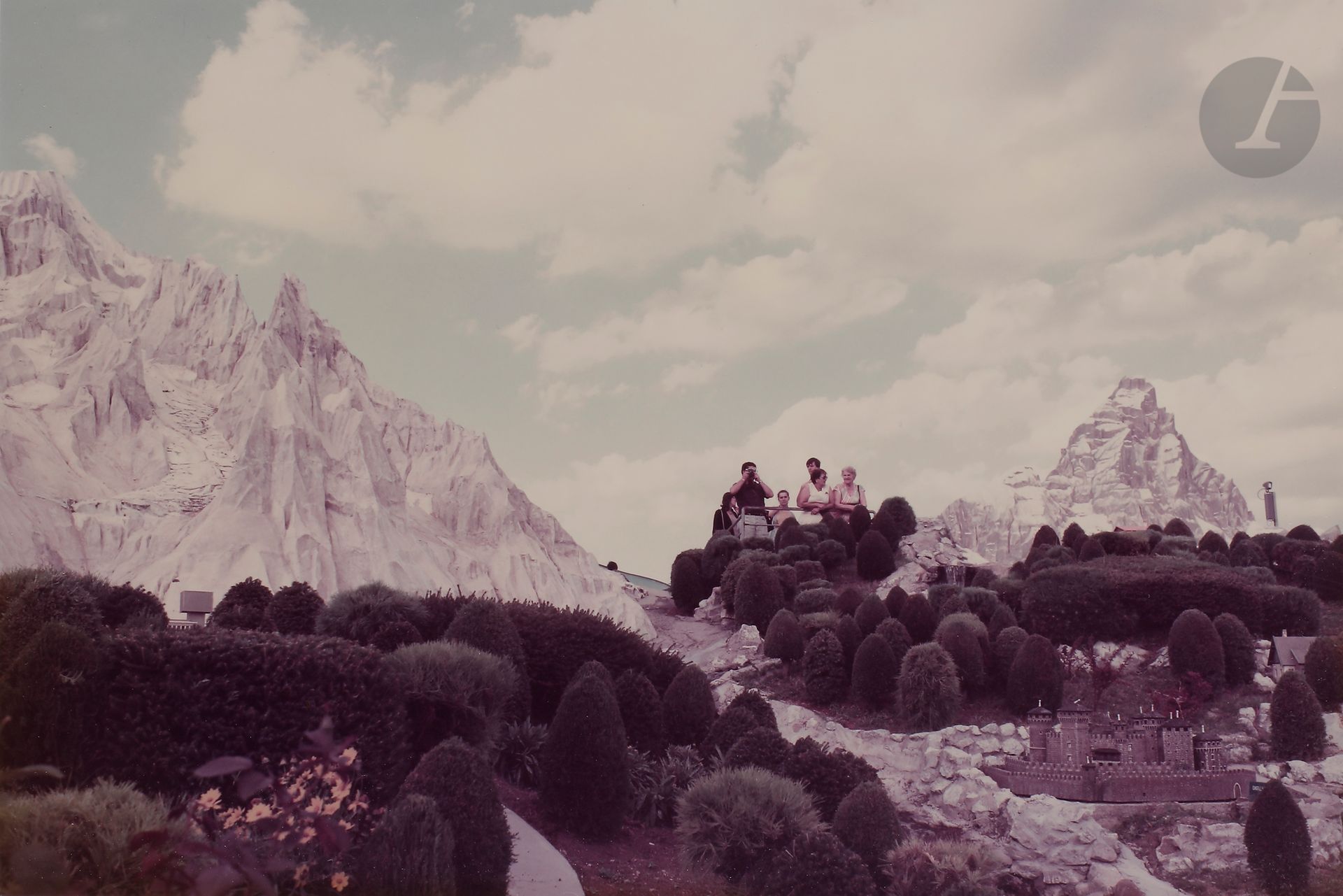 Luigi Ghirri (1943-1992)
Rimini, 1978.
Parc Italia in miniatura. Le Cervin et le Castello di Fénis.
Épreuve chromogénique d’époque, signée, titrée et datée au crayon dans la marge inférieure. 
Image : 20,3 x 30,2 cm
Feuille : 24,1 x 35,1 cm

Luigi Ghirri (1943-1992)
Rimini, 1978.
Parc Italia in miniatura. The Matterhorn and the Castello di Fénis.
Vintage chromogenic print, signed, titled and dated in pencil in the lower margin. 
Image: 20.3 x 30.2 cm
Paper: 24.1 x 35.1 cm