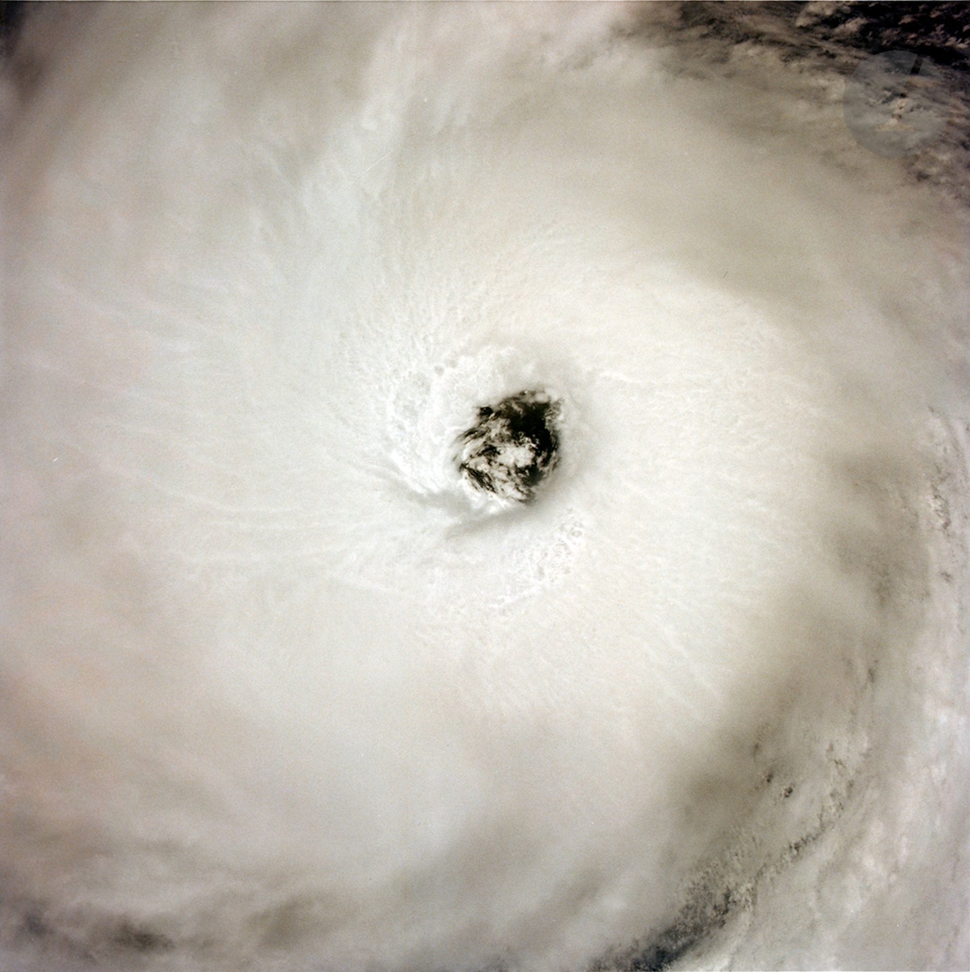 NASA - STS 43
L’œil de l’ouragan Fefa. Océan Pacifique, 
3 août 1991. 
Épreuve chromogénique d’époque sur papier « Kodak Professional Paper Papier Papel ». Numérotation NASA S43-608-018 dans la marge supérieure. 
Image : 19,3 x 19,3 cm 
Feuille : 25,4 x 20,2 cm

NASA - STS 43
The eye of Hurricane Fefa. Pacific Ocean, August 3, 1991. 
Vintage chromogenic print on "Kodak Professional Paper Papier Papel" paper. NASA numbering S43-608-018 in the upper margin. 
Image: 19.3 x 19.3 cm 
Paper: 25.4 x 20.2 cm
