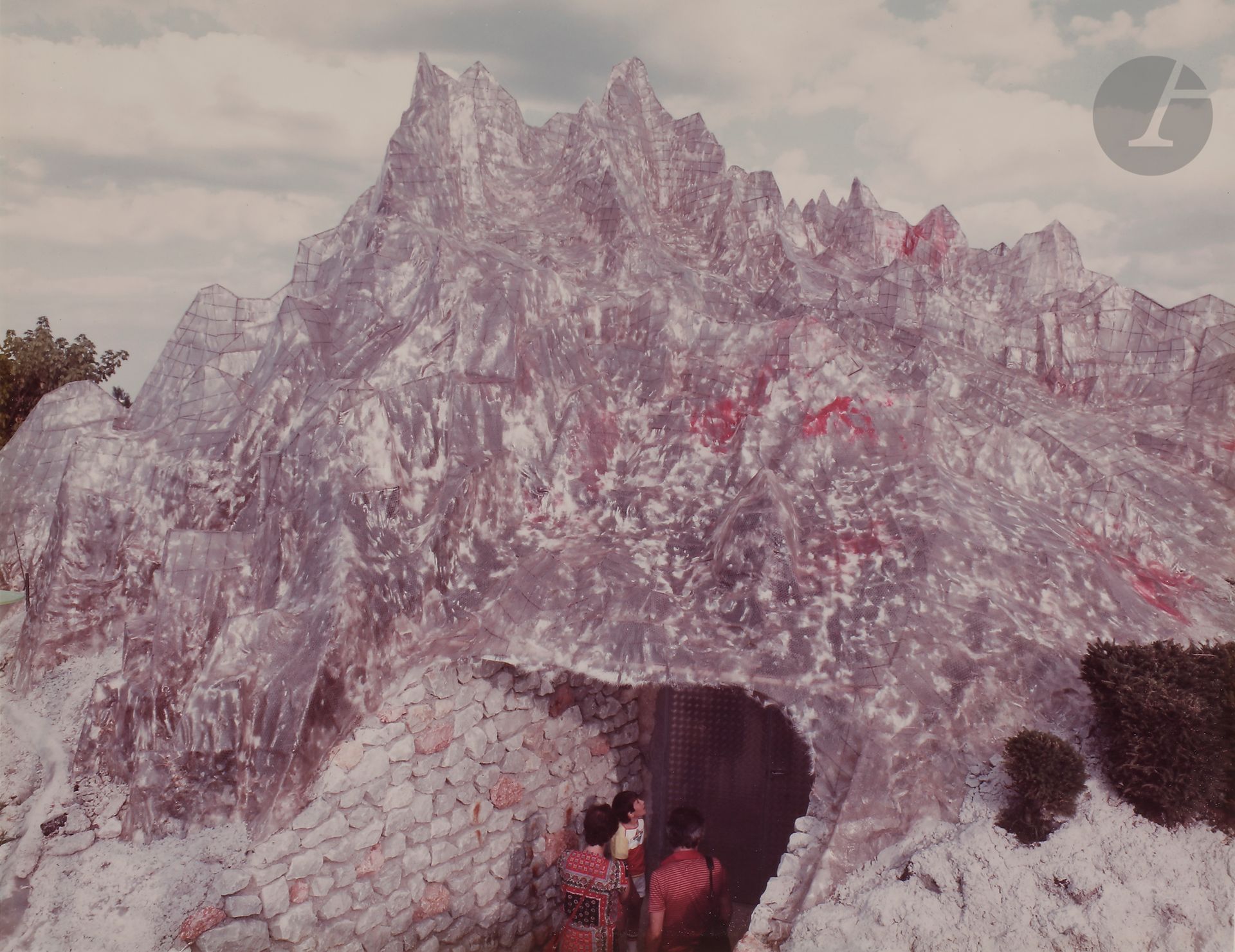 Luigi Ghirri (1943-1992)
Rimini, 1984.
Parc Italia in miniatura. Les Dolomites.
Épreuve chromogénique d’époque, signée, titrée et datée au crayon dans la marge inférieure. 
Image : 20,3 x 26 cm
Feuille : 24,2 x 30,8 cm

Luigi Ghirri (1943-1992)
Rimini, 1984.
Parc Italia in miniatura. The Dolomites.
Vintage chromogenic print, signed, titled and dated in pencil in the lower margin. 
Image: 20.3 x 26 cm
Paper: 24.2 x 30.8 cm