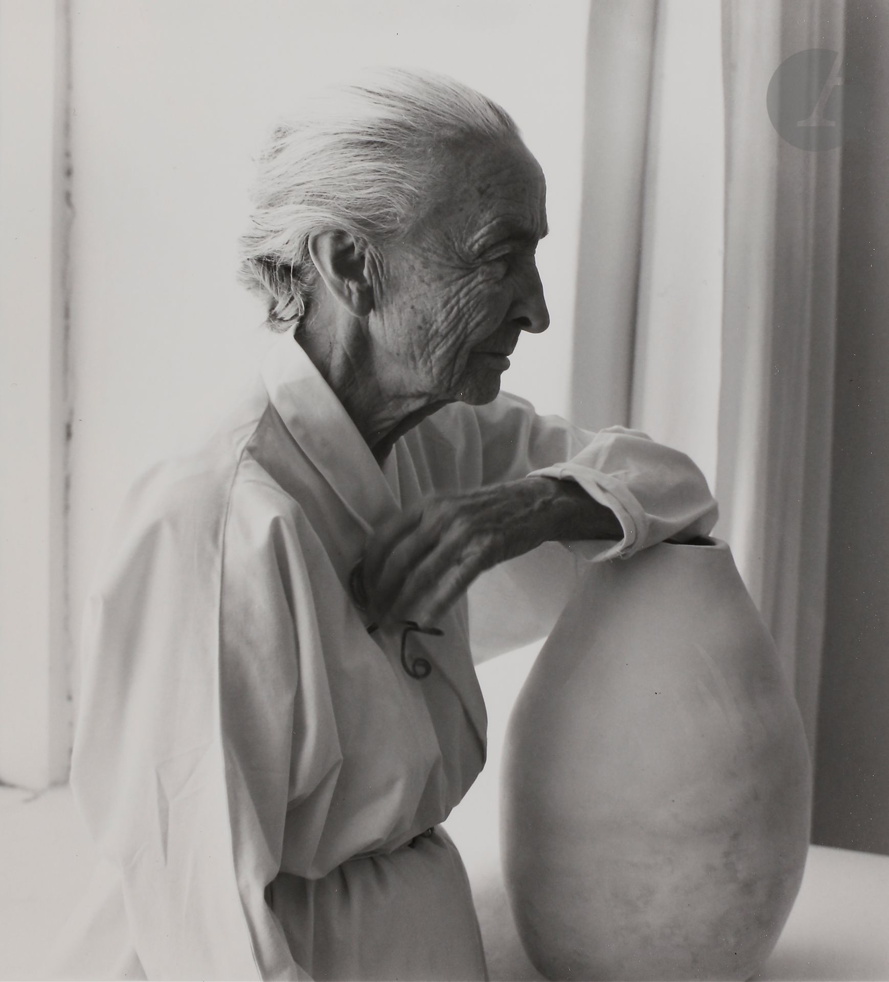 Laura Gilpin (1891-1979)
Georgia O’Keeffe, 1974. 
Épreuve argentique d’époque, contrecollée sur carton. Étiquette « A photograph by Laura Gilpin - Santa Fe, Mexico » avec titre et date au verso. 
Image : 21 x 19 cm 
Feuille : 23 x 20 cm

Laura Gilpin (1891-1979)
Georgia O'Keeffe, 1974. 
Vintage gelatin silver print, mounted on cardboard. Title, date and mention "A photograph by Laura Gilpin - Santa Fe, Mexico" on a label mounted on verso. 
Image: 21 x 19 cm 
Paper: 23 x 20 cm