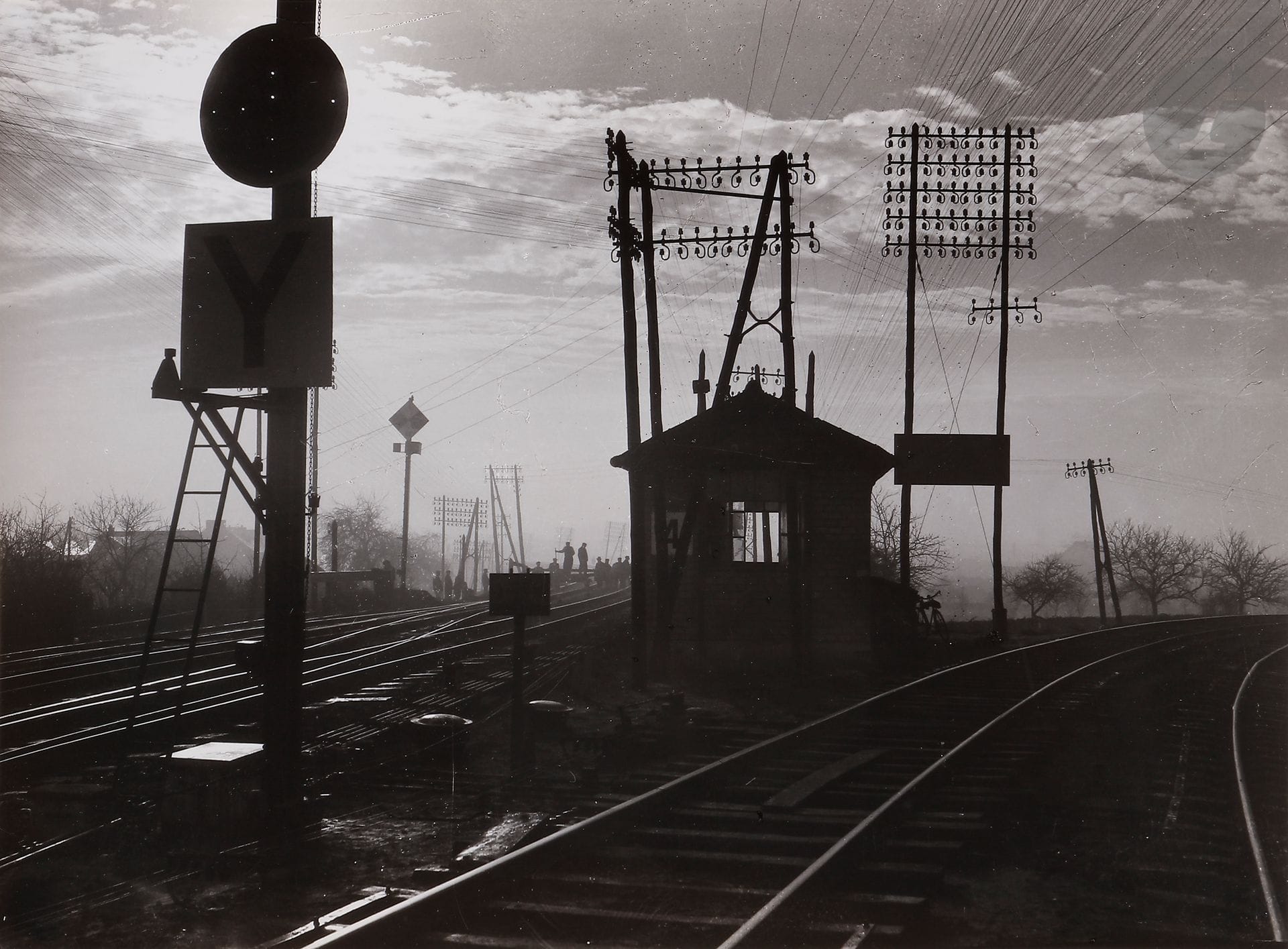 François Kollar (1904-1979)
Le Rail. La France travaille, c. 1935.
Pose du rail. Cale d’enrayage. Éclissage. Viaduc d’Eauplet, nettoyage des aiguillages. Achères, approvisionnement d’une machine en charbon. Sotteville-lès-Rouen, embranchements. Machine à laver à hauteur de la gare de Clichy. Brou, chantier de remplacement des voies. Stockage du rail. 
Dix (10) épreuves argentiques (c. 1980). Tampon « Photo : François Kollar - Tirage : Jean-Michel Kollar » et annotations manuscrites aux versos.
Format moyen : 23,5 x 17,5 cm

François Kollar (1904-1979)
The Rail. La France travaille, c. 1935.
Installation of the rail. Clutch wedge. Splicing. Eauplet viaduct, cleaning of switches. Achères, supply of coal to a machine. Sotteville-lès-Rouen, branch lines. Washing machine at Clichy station. Brou, track replacement site. Storage of rail. 
10 gelatin silver prints (c. 1980). Stamp "Photo: François Kollar - Tirage: Jean-Michel Kollar" and handwritten annotations on verso.
Average size: 23.5 x 17.5 cm