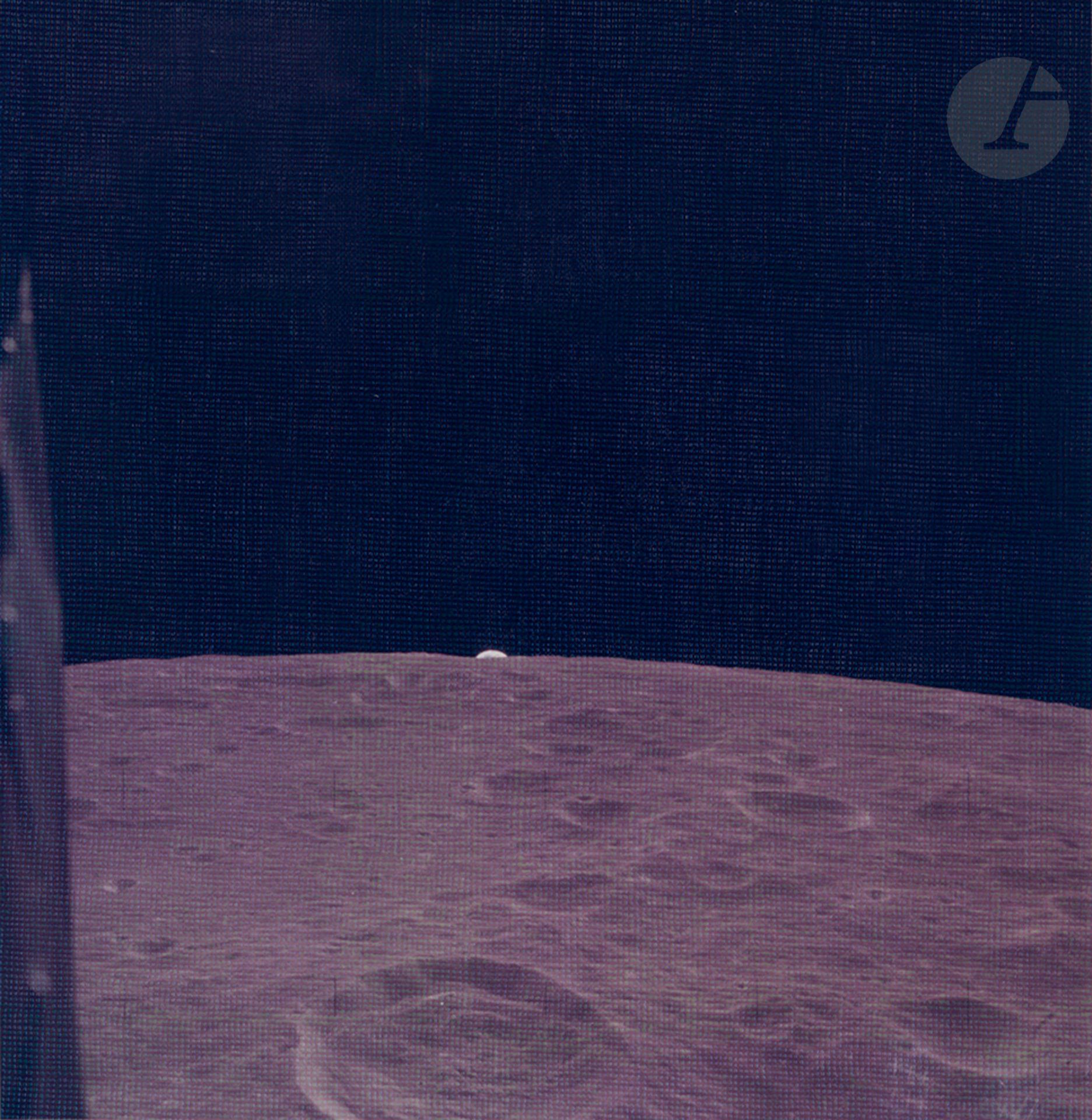 NASA - Rev 14
Apollo 12, novembre 1969. 
Lever de terre depuis l’orbite lunaire. 
Épreuve chromogénique d’époque sur papier texturé « A Kodak Paper ». Numérotation NASA AS12-47-6880 en rouge dans la marge supérieure à gauche. 
Image : 18,3 x 17,9 cm 
Feuille : 20,5 x 25,5 cm

NASA - Rev 14
Apollo 12, November 1969. 
Earthrise from lunar orbit. 
Vintage chromogenic print on "A Kodak Paper" paper. Nasa numbering AS12-47-6880 in red in the upper left margin. 
Image: 18.3 x 17.9 cm 
Paper: 20.5 x 25.5 cm