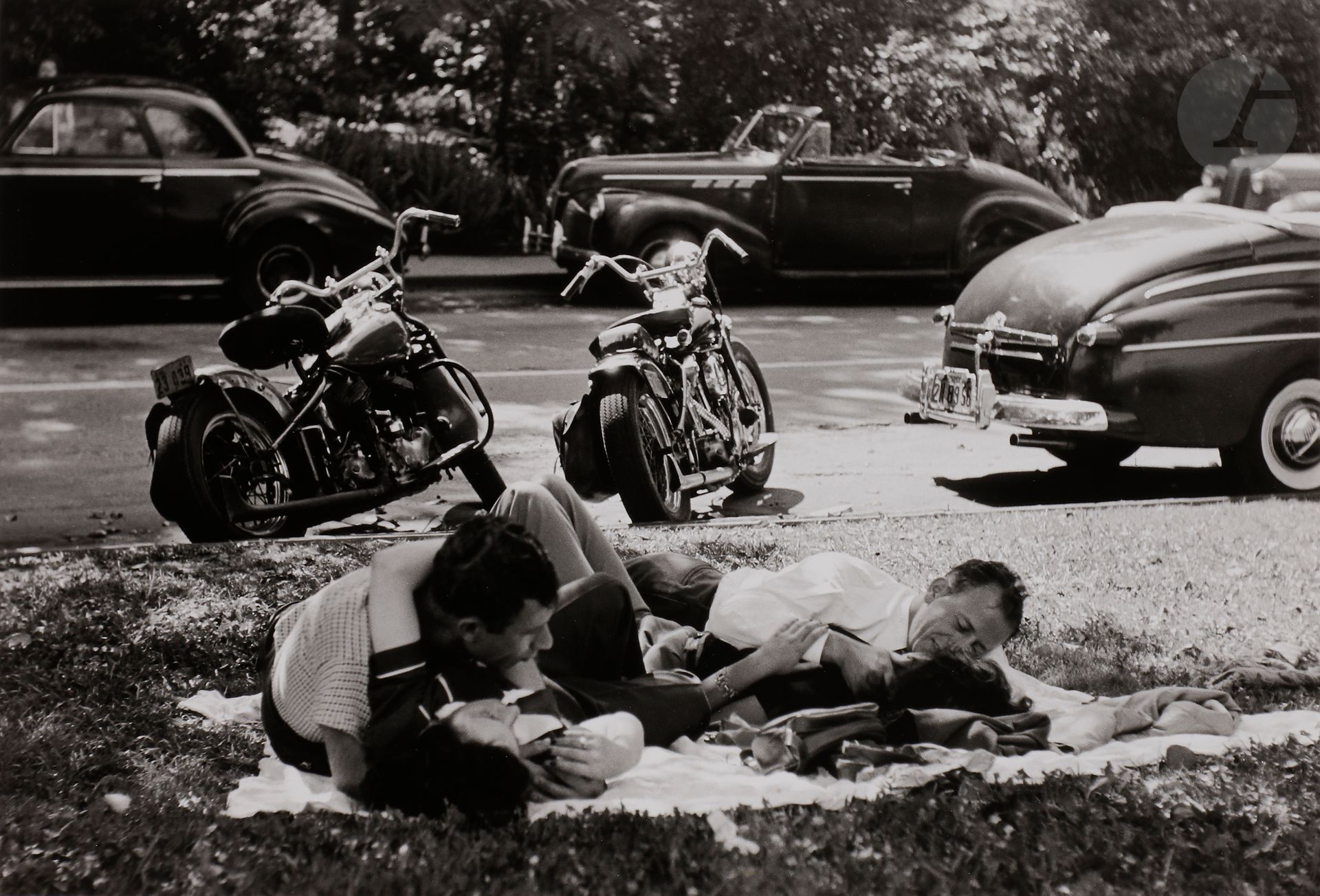Pierre Boulat (1924-1998)
Le repos des bikers. Los Angeles, 1946. 
Épreuve argentique (1998). Timbre sec du photographe dans la marge inférieure à droite.
Image : 29 x 42,5 cm 
Feuille : 41 x 50,5 cm

Pierre Boulat (1924-1998)
The bikers' rest. Los Angeles, 1946. 
Gelatin silver print (1998). Photographer's blind stamp in the lower right margin.
Image: 29 x 42.5 cm 
Paper: 41 x 50.5 cm