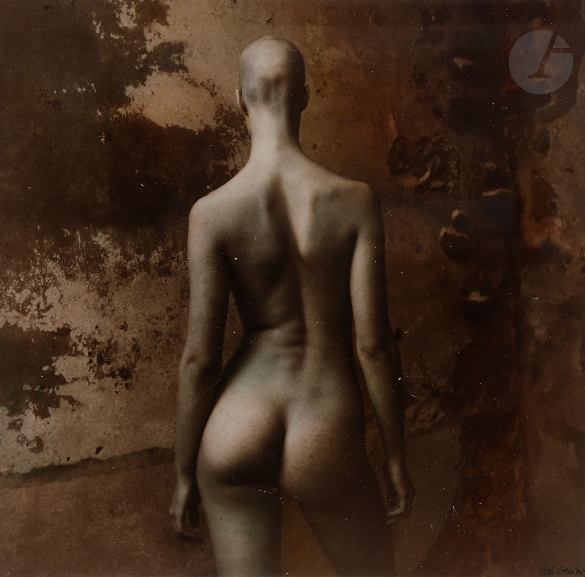 Jan Saudek (1935)
Iron Lady, 1986. 
Épreuve argentique d’époque, coloriée à la main, signée à l’encre en bas à droite. Titre et date sur bandeau en craft.
Image : 29 x 27,8 cm
Feuille : 38,6 x 29,8 cm

Jan Saudek (1935)
Iron Lady, 1986. 
Vintage gelatin silver print, hand-colored, signed in ink in the lower right margin. Title and date on a craft band.
Image: 29 x 27,8 cm
Paper: 38,6 x 29,8 cm