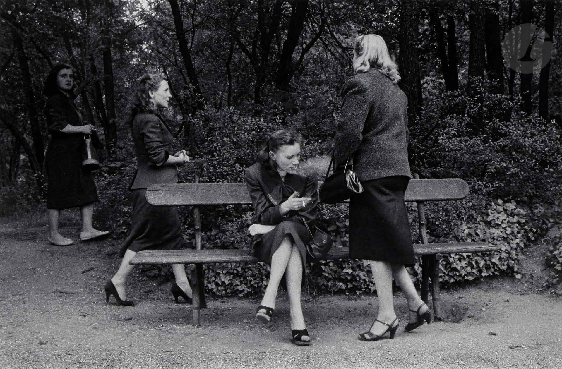 Frank Horvat (1928)
Prostituées du Bois de Boulogne. Paris, 1956.
Épreuve pigmentaire (c. 2010), signée à l’encre et numérotée à 30 exemplaires dans la marge inférieure. Signature du photographe, titre et date au verso.
Image : 34 x 51 cm
Feuille : 49 x 59 cm

Frank Horvat (1928)
Prostitutes in the Bois de Boulogne, 1956.
Gelatin silver print (c. 1990). Photographer's signature, caption and numbering in the lower margin. Photographer's signature, date and caption on verso. Edition of 30.
Image: 34 x 51 cm
Paper: 49 x 59 cm
