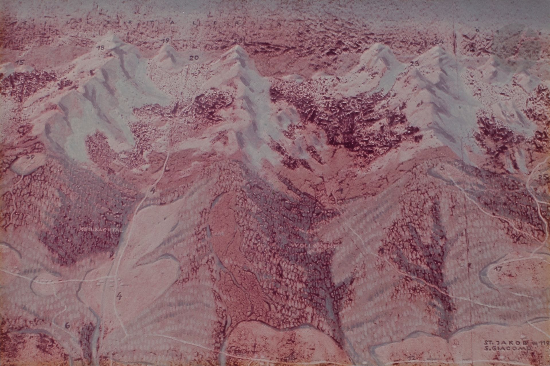 Luigi Ghirri (1943-1992)
Bressanone, 1979.
Carte des Dolomites.
Épreuve chromogénique d’époque, signée, titrée et datée au crayon dans la marge inférieure. 
Image : 20,2 x 30,3 cm
Feuille : 24,2 x 34,9 cm

 Le Parc Italia in miniatura de Rimini représente pour Luigi Ghirri le lieu idéal pour questionner à la fois l’identité et l’imaginaire liés au territoire italien. Il regroupe sous la dénomination «Scala» (l’échelle au sens topographique du terme), ce travail réalisé entre 1977 et 1984, non dénué d’humour, de mise en perspective géographique et culturelle, reposant sur les écarts d’échelles. Cette série composée de 250 prises de vue est exposée pour la première fois en 1979 au Centro Studi e Archivio della Comunicazione de Parme.
«Dans ce substitut d’atlas tridimensionnel, l’Italie est à l’échelle : monuments, montagnes, ruines, places, églises, lacs. La célébration des mythes, des lieux délégués à une «identité territoriale», induit une ironie immédiate sur la folie de ce voyage, de ce voir tout à la fois, détruisant du regard les temps historiques, les distances kilométriques». 

Luigi Ghirri (1943-1992)
Bressanone, 1979.
Map of the Dolomites.
Vintage chromogenic print, signed, titled and dated in pencil in the lower margin. 
Image: 20.2 x 30.3 cm
Paper: 24.2 x 34.9 cm