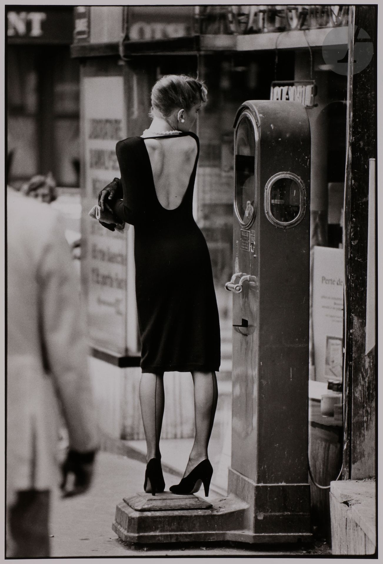 Jean-François Jonvelle (1943-2002)
La Balance, c. 1980. 
Épreuve argentique (c. 2010), numérotée à 20 exemplaires au verso. Timbre sec du photographe dans la marge inférieure à droite. 
Image : 44,3 x 29,8 cm
Feuille : 50 x 40 cm 
.

Jean-François Jonvelle (1943-2002)
La Balance, c. 1980. 
Gelatin silver print (c. 2010), numbered on verso. Photographer's blind stamp in the lower right margin. Edition of 20.
Image: 44.3 x 29.8 cm
Paper: 50 x 40 cm