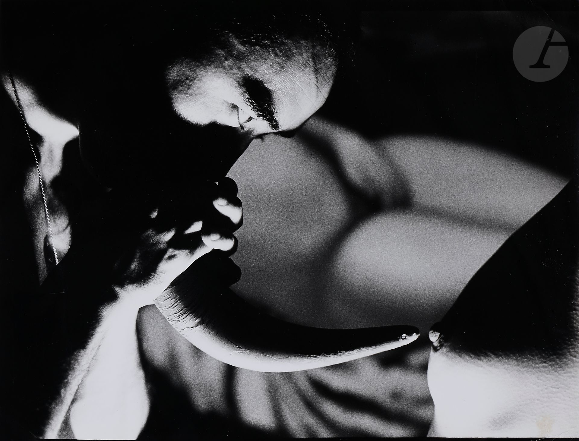 Eikoh Hosoe (1933) 
Ordeal by roses # 12, 1961-1962. 
Épreuve argentique d’époque sur papier Agfa. Tampons du photographe, titre et dates au crayon au verso. 
Image : 22,5 x 27,9 cm
Feuille : 23,3 x 30,4 cm - cadre

Bibliographie :
Heikoh Hosoe et Yukio Mishima, Barakei. Ordeal by Roses, Tokyo, Shueisha, 1963, n. p.

Eikoh Hosoe (1933) 
Ordeal by roses # 12, 1961-1962. 
Vintage gelatin silver print on Agfa paper. Stamp of the photographer, title and dates in pencil on verso. 
Image: 29.7 x 22.5 cm
Paper: 30.4 x 23.2 cm - frame