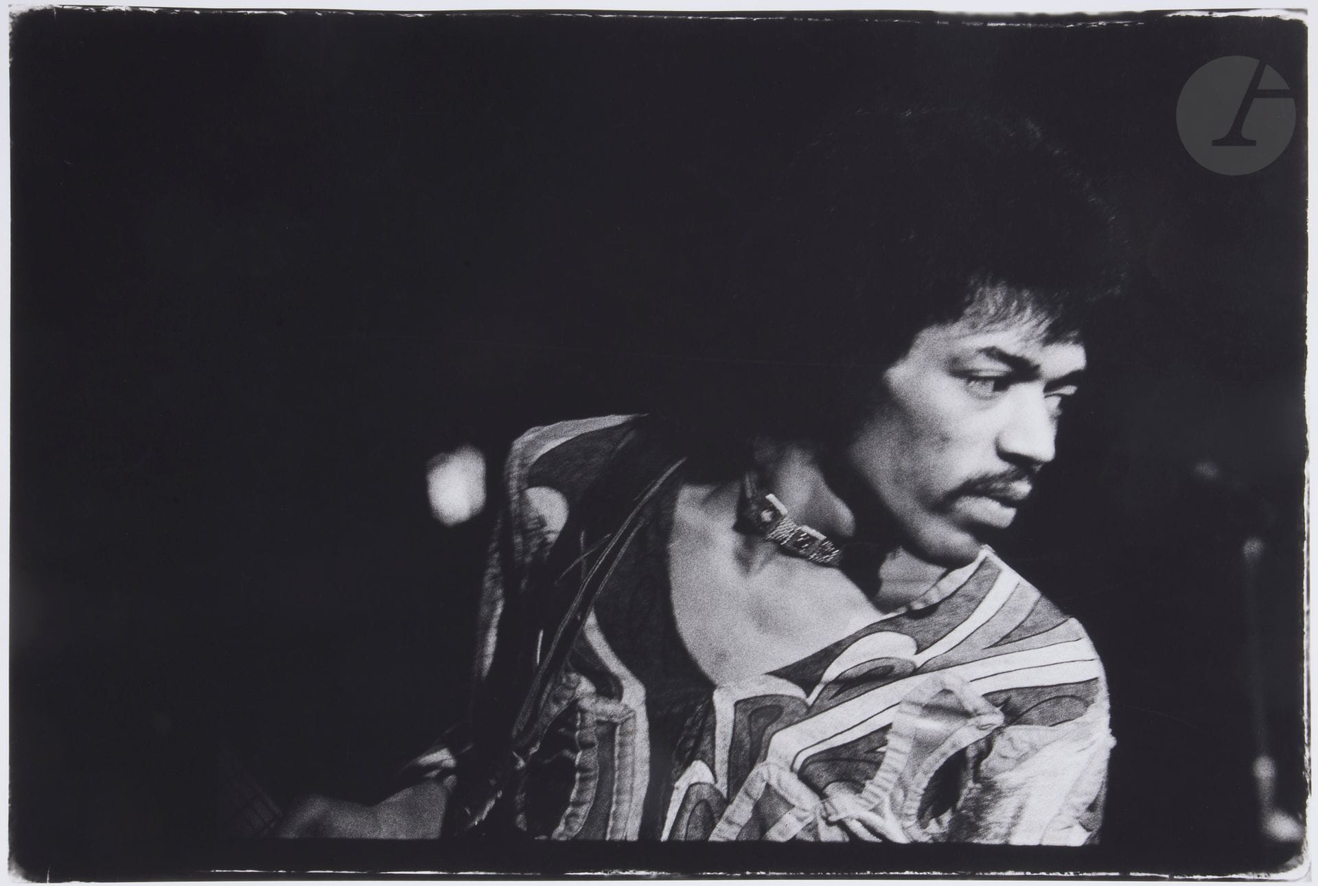 Steve Hiett (1940-2019)
Jimi Hendrix, 1970. 
Épreuve argentique (c. 1980). Titre et date manuscrits dans la marge inférieure à gauche. Signée, datée, titrée et numérotée à 5 exemplaires au verso. 
Image : 41,5 x 58,5 cm 
Feuille : 51 x 61 cm

Steve Hiett (1940-2019)
Jimi Hendrix, 1970. 
Gelatin silver print (c. 1980). Handwritten caption and date in lower left margin. Signed, dated, captioned on verso. Edition of 5.
Image: 41,5 x 58,5 cm 
Paper: 51 x 61 cm