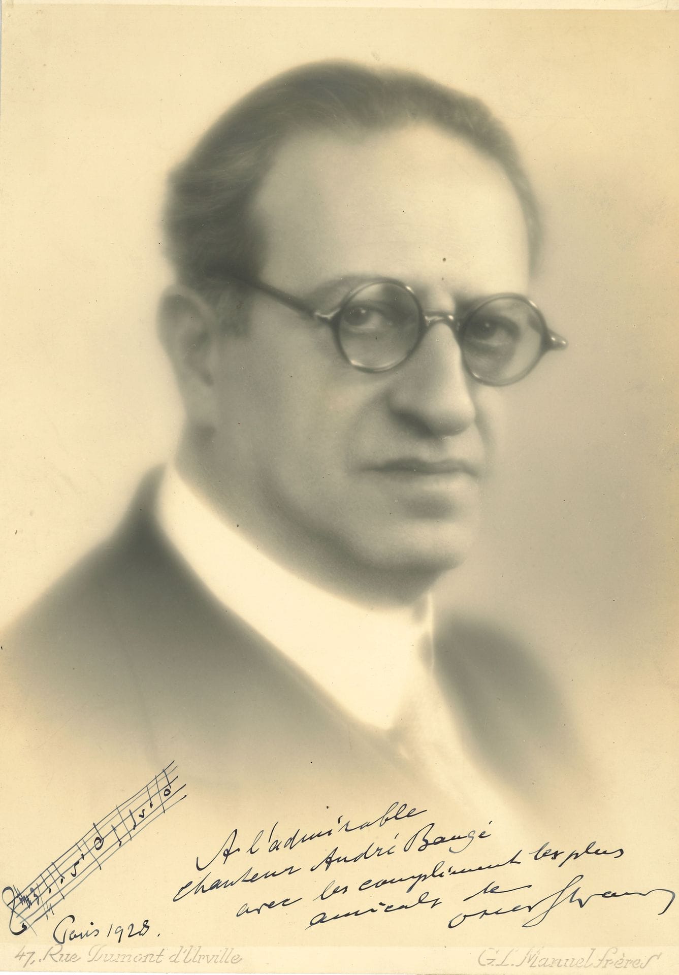 Oscar STRAUS (1870-1954). Photographie avec dédicace a.s. et L.A.S., Paris et Bad Kissingen (Allemagne) 1928-1951 ; 28 x 19,5 cm et 3 pages in-4 à son chiffre (une enveloppe jointe).
Beau portrait (G.L. Manuel frères), avec 5 mesures de musique et envoi : « à l’admirable chanteur André Baugé avec les compliments les plus amicals de Oscar Straus », Paris 1928. – 29 avril 1951, [à Albert Willemetz]. Après avoir été à Vienne pour recevoir la Bague d’honneur de la Ville, il suit avec sa femme la cure de Bad Kissingen. « J’espère que pendant mon absence vous vous intéresserez à mes œuvres (Première Valse et Mes Amours) et que nous aurions encore des succès ensemble comme avec les Trois Valses »…