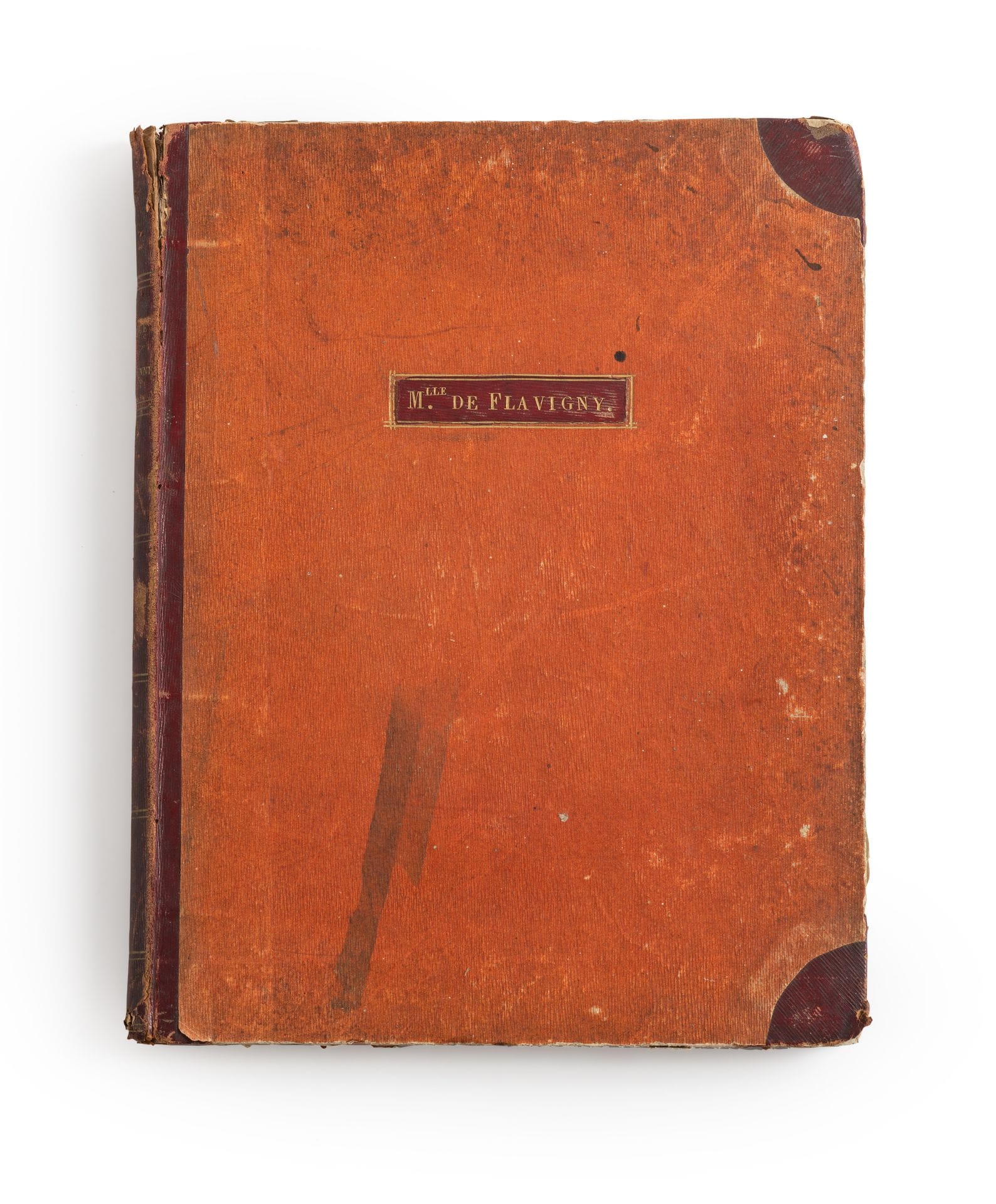 [Marie d’AGOULT (1805-1876)]. Recueil de Musique italienne ; un volume in-fol. relié à l’époque demi-basane rouge à coins, étiquette en lettres dorées sur le plat sup. Mlle de Flavigny (rel. usagée ; quelques déchirures dans le vol.).
L’album contient 17 partitions de musique gravée : « Cavatina » de Semiramide de G. Rossini ; Ah ! nel doverti perdere de G. Weigl ; O dolce contento de Mozart ; Fra tante angoscie e palpiti de Carafa ; Ciel pietoso ciel clemente de Zingarelli ; Polacca della Pietra simpatica de Trento ; Le Sacrifice d’Abraham de Cimarosa ; Idolo del mio cor de Zingarelli ; Amor fortuna e pace de Carafa ; Cercando il ben che adoro de Pucitta ; Les adieux de Raooul de Coucy de Blangini ; 6 Canzonette de Crescentini ; plus une partition manuscrite d’une Cavatina de Pacini, transposée et copiée par Bitterman.