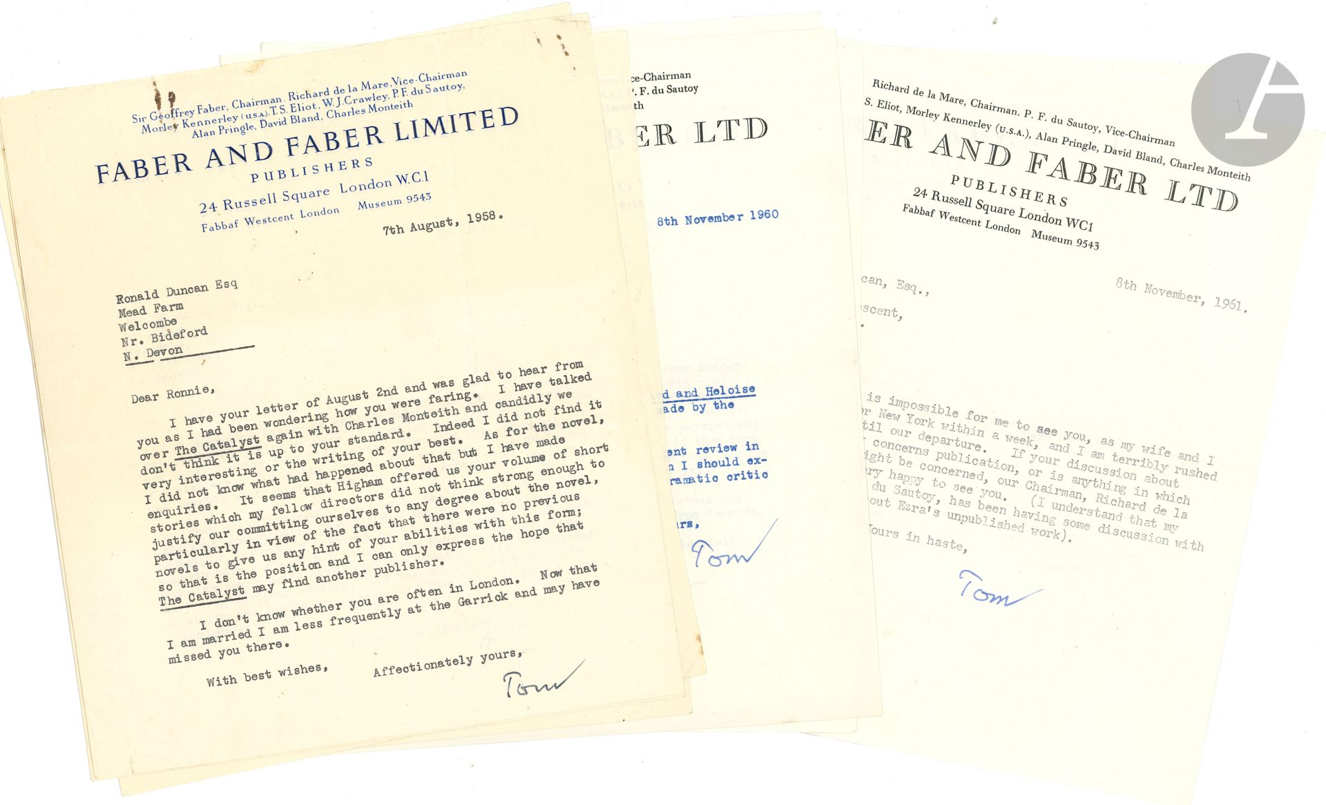 Thomas Steams dit T.S. ELIOT (1888-1965). 10 L.S. « Tom », London 1958-1962, à Ronald Duncan ; 10 pages et demie in-4 dactylographiées, à en-tête de l’éditeur Faber and Faber ; en anglais.

Intéressante correspondance sur les œuvres de Duncan, et sur Ezra Pound
[Ronald DUNCAN (1914-1982), poète et dramaturge, avait été encouragé à ses débuts par Ezra Pound ; son ami T.S. Eliot était son éditeur chez Faber and Faber.]  7 août 1958. Il a discuté de The Catalyst à nouveau avec Charles Monteith : l’œuvre ne convient pas, pas très intéressante ni de son meilleur cru : « we don’t think it is up to your standard ». Il s’enquiert du roman…  9 juillet 1959. Il répugne en général avant de prêter son nom à quoi que ce soit sans y prendre une part active. D’ailleurs, la question de savoir comment la Chrétienté peut contribuer à la société contemporaine le laisse perplexe ; c’est le contraire qui l’intéresserait. « I am never quite easy about the identification of Christianity with European culture. If the use of Christianity is merely to protect us from Moscou and New York, it is not what I thought it was »… 13 août. Il attend ses instructions concernant le festival de théâtre religieux à Strasbourg. « Meanwhile I shall be reading The Solitudes with keen interest »… 27 août. Longue lettre de conseils pour l’organisation d’un recueil de poèmes qu’il propose d’intituler The Solitudes, and other poems ; il a fait quelques remarques au crayon çà et là. « There are a few minor blemishes which could easily be removed »…
8 novembre 1960. Ils souhaitent publier son Abelard and Heloise ; le contrat se fera comme d’habitude. « I was glad to see one intelligent review in the daily press, which was really more than I should expect for something to which the ordinary dramatic critic is so unaccustomed »… 15 décembre. Il a transmis au Comité la proposition d’une anthologie de Mauvais Art Contemporain (« Contemporary Bad Art »), avec ses admirables exemples, mais il craint que le dossier soit insuffisant pour aboutir ; et les auteurs ne voudraient céder leurs droits à aucun prix ! 11 août 1961. Remerciement pour Abelard and Heloise avec envoi. Il espère qu’il y en aura d’autres représentations, de temps en temps, et que la pièce aura du succès… 23 août. Swabey lui a appris qu’Ezra [Pound] était dans un « sanatorium », mais il ne savait pas quelle était la nature de sa maladie. « I wrote to Mary a few days ago, and asked her for any information she could give me, and also whether it was suitable for me to write to him at the present time »… 8 novembre. Il ne peut le voir, car il quitte New York. Mais Duncan sera reçu par le président de Faber and Faber, Richard de La Mare, pour parler d’Ezra et d’une publication ; son collègue Peter du Sautoy s’est entretenu avec James Laughlin au sujet d’inédits d’Ezra…
12 avril 1962. Il a lu The Seven Deadly Virtues ; mais Faber & Faber publie rarement une pièce avant représentation, à l’exception de pièces en vers, par des poètes. Mais cette pièce en prose est « very much a play for the theatre rather than a play for readers »…
On joint 7 L.S. et une carte postale a.s. de sa veuve Valerie Eliot, à R. Duncan, à propos de son mari, son œuvre et sa correspondance ; plus divers documents.
