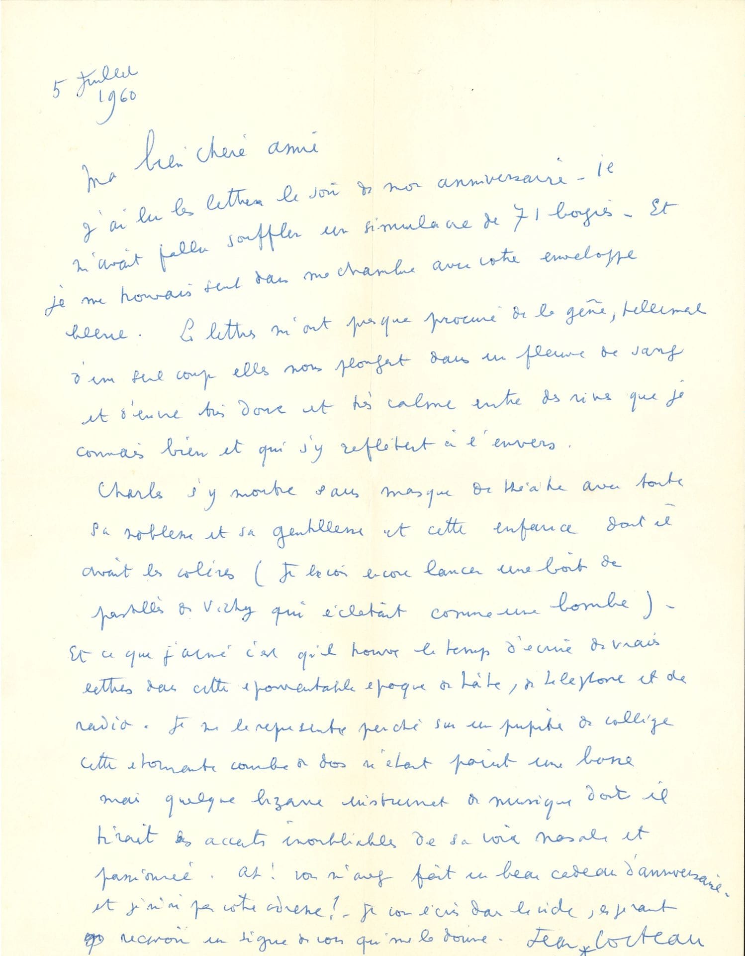Jean COCTEAU. 2 L.A.S., 2 avril et 5 juillet 1960, à une « chère amie » ; 1 page in-4 chaque.
Milly 2 avril 1960. Il part pour Santo Sospir. « Une presque sœur très malade, les besognes, les auditions pour la reprise de L’Aigle [à deux têtes], les magnétophones pour le film, les articles, les lettres, les fâcheux, les aumônes, les refacheux. Voilà ce qui me chasse demain et m’oblige à rejoindre la Côte d’Azur »… 5 juillet 1960. Il a lu les lettres le soir de son anniversaire, seul dans sa chambre après avoir dû « souffler un simulacre de 71 bougies. [….] Les lettres m’ont presque procuré de la gêne, tellement d’un seul coup elles nous plongent dans un fleuve de sang et d’encre très doux et très calme entre des rives que je connais bien et qui s’y reflètent à l’envers. Charles s’y montre sans masque de théâtre avec toute sa noblesse et sa gentillesse et cette enfance dont il avait les colères (je le revois encore lancer une boîte de pastilles de Vichy qui éclatait comme une bombe). Et ce que j’aime c’est qu’il trouve le temps d’écrire de vraies lettres dans cette épouvantable époque de hâte, de téléphone et de radio. […] cette étonnante courbe de dos n’était point une bosse mais quelque bizarre instrument de musique dont il tirait des accents inoubliables de sa voix nasale et passionnée. Ah ! vous m’avez fait un beau cadeau d’anniversaire »…