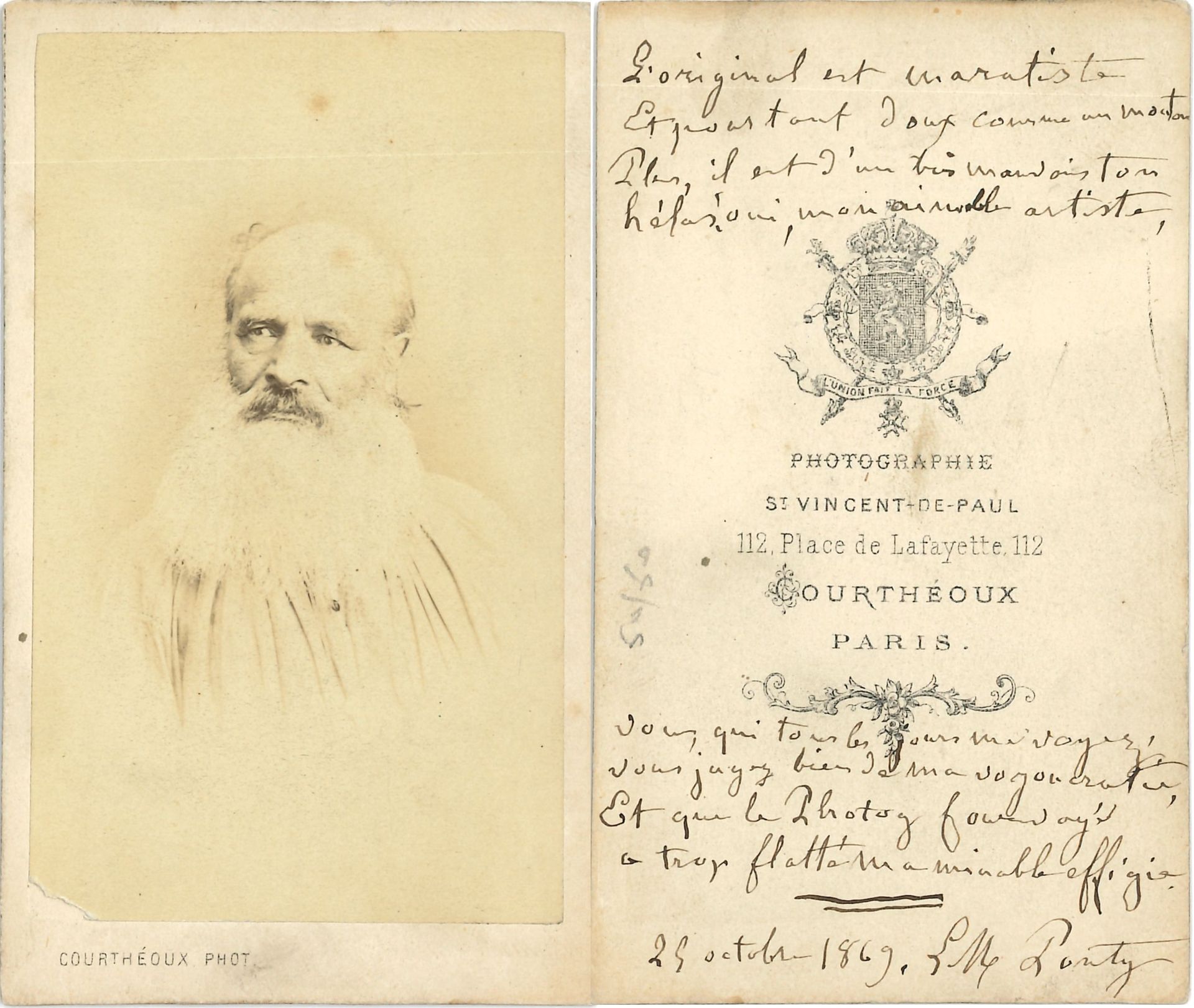 Louis-Marie PONTY (1803-1879) poète-ouvrier et chansonnier. Photographie avec dédicace a.s. au dos, 25 octobre 1869 ; photographie par Courthéoux format carte de visite.
Rare portrait, avec dédicace de 8 vers :
« L’original est maratiste
Et pourtant doux comme un mouton.
Plus, il est d’un très mauvais ton
Hélas ! oui, mon aimable artiste,
Vous, qui tous les jours me voyez,
Vous jugez bien de ma voyoucratie, 
Et que le Photog foudroyé
A trop flatté ma minable effigie »…
