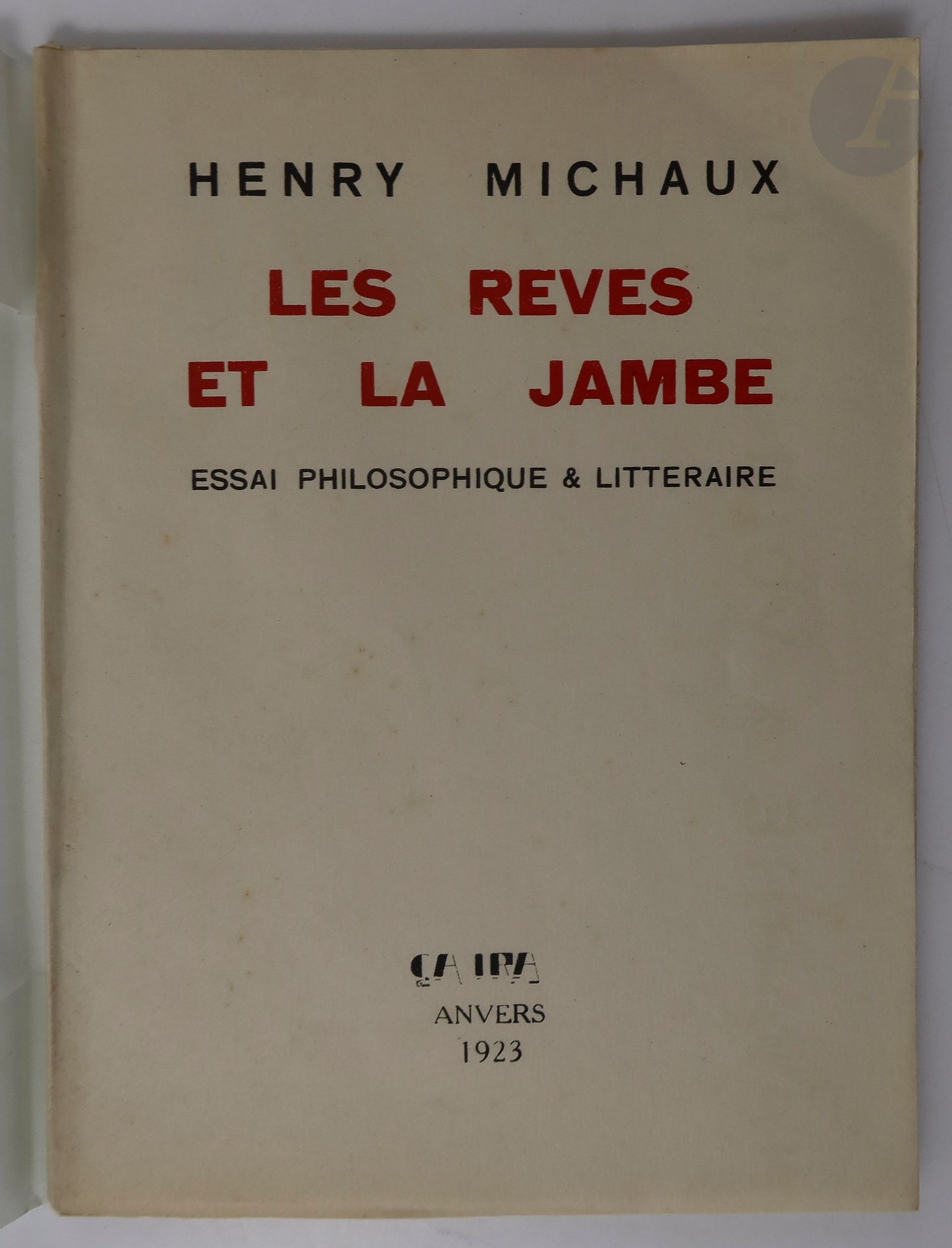 MICHAUX (Henri).
Les Rêves et la jambe. Essai philosophique & littéraire.
Anvers : Ça ira !, 1923. — In-16, broché.
Édition originale du premier livre de Michaux, alors âgé de 23 ans. Comme ce fut le cas jusqu’en 1929, année de la publication de Mes propriétés, Michaux orthographiait encore son prénom avec un y.

L’édition fut publiée par une maison confidentielle, animée par le poète anversois Paul Meuheys. Le tirage fut en partie financé par Michaux, et le nombre annoncé de 400 exemplaires sur vélin fut sans doute très inférieur. Une partie du tirage aurait été détruite par l’auteur, et, selon A. Griset, en dehors de 33 exemplaires de presse et de 30 autres remis à l’auteur, fort peu d’exemplaires auraient circulé. (L’édition originale de Les Rêves et la jambe, in Le livre et l’estampe, n° 36, 1990, p. 133.)

Exemplaire très bien conservé, portant le numéro 36.