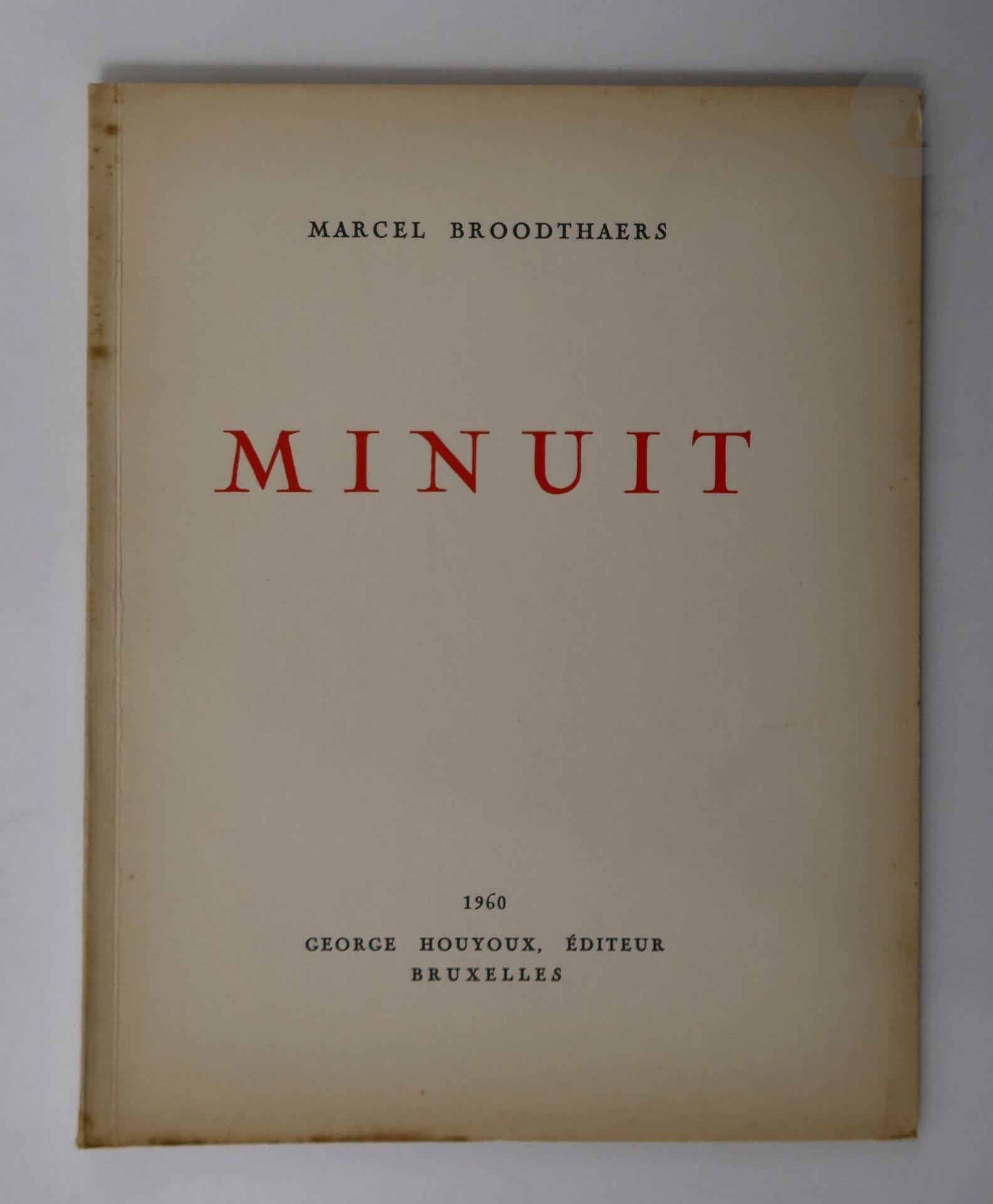 BROODTHAERS (Marcel).
Minuit.
Bruxelles : George Houyoux, 1960. — In-8, broché.
Édition originale tirée à 225 exemplaires.

Exemplaire sur papier de Hollande, celui-ci en sus du tirage annoncé de 12 exemplaires, non numéroté et ne comprenant pas d'aquarelle originale. Le frontispice indiqué dans la justification n'a jamais existé.

Quelques piqûres et rousseurs à la couverture.