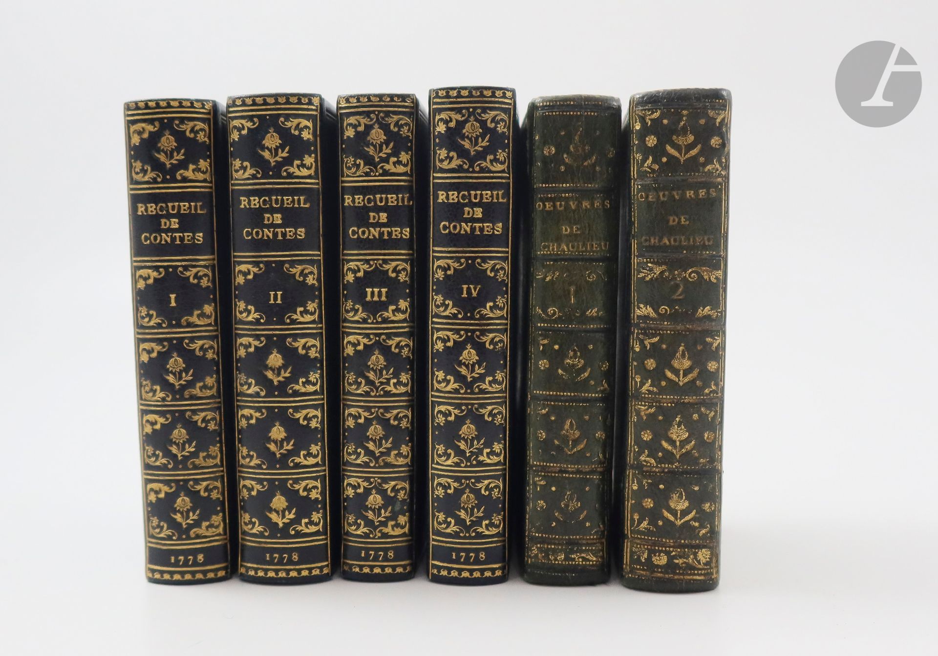 
[RECUEIL DES MEILLEURS CONTES EN VERS].
Londres [Liège], 1778. — 4 volumes petit in-12, maroquin bleu foncé, double filet doré en encadrement sur les plats, dos lisse orné, roulette dorée en encadrement à l'intérieur, tranches dorées (reliure du début du XXe siècle).
Très belle édition de petit format, faisant partie de la série des faux Cazin.

Recueil des meilleurs contes en vers est le titre général que l'on trouve sur les faux titres. Les deux premiers volumes contiennent les Contes et nouvelles en vers de La Fontaine, le troisième volume les Contes et nouvelles en vers Par MM. Voltaire, Vergier, Sénécé, Perrault, Moncrif, & le P. Ducerceau, et le dernier volume les Contes et nouvelles en vers Par MM. Grécourt, Autereau, Saint-Lambert, Champfort, Piron, Dorat, La Monnoye, & François de Neufchateau.

Cette édition se caractérise par sa riche et belle illustration comprenant un portrait de La Fontaine et 116 fines et jolies vignettes non signées. Seule la vignette de la page 15 du tome IV porte la signature du graveur Louis Dreppe (1739-1782).

Bel exemplaire relié pour le comte Keller au début du XXe siècle, enrichi d'un portrait de La Fontaine et d'un tirage avant la lettre de 4 vignettes (pp. 137 et 165 du tome III et pp. 221 et 223 du tome IV).

Exemplaire lavé. Mouillures claires dans le premier volume. Rousseurs sur le portrait et les figures avant la lettre ajoutés.
Provenance : Comte Keller, avec ex-libris.

On joint :
- CHAULIEU (Guillaume Amfrye de). Œuvres de Chaulieu, d'après les manuscrits de l'Auteur. La Haye : Gosse Junior, 1777. — 2 volumes petit in-12, maroquin vert foncé, roulette dorée en encadrement sur les plats, dos lisse orné, roulette dorée intérieure, tranches dorées (reliure de l'époque).

Belle édition de petit format des œuvres du poète et ecclésiastique Guillaume Amfrye de Chaulieu (1639-1720?). Elle est illustrée d'un portrait de l'auteur en frontispice du premier tome.
Cette édition fait partie de la longue liste des faux Cazin.

Bel exemplaire, bien relié en maroquin de l'époque.

Deux coins légèrement émoussés, les ors sont par endroits effacés aux dos. Traces d'adhésifs sur les gardes. Mouillures claires à la fin du second volume.
Provenance : marquis de Lambilly de Kerveno, avec son ex-libris armorié portant la devise « Qui qu'en grogne point gesné point gesnant ». - Docteur Ant. Danyau, avec ex-libris.