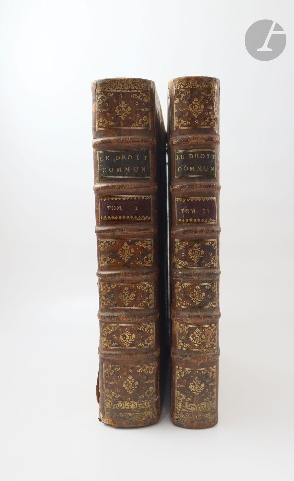 BOURJON (François).
Le Droit commun de la France, et la coutume de Paris réduits en principes, Tirés des Loix, des Ordonnances, des Arrêts, des Jurisconsultes & des Auteurs, & mis dans l'ordre d'un Commentaire complet & méthodique sur cette Coutume : Contenant, dans cet ordre, les usages du Châtelet sur les Liquidations, les Comptes, les Partages, les Substitutions, les Dîmes, & toutes autres matières. Nouvelle édition, considérablement augmentée. Revue, corrigée, & aussi augmentée d'un grand nombre de Notes.
Paris : Grangé, Cellot, 1770. — 2 volumes in-folio, veau marbré, dos à nerfs orné, tranches rouges (reliure de l'époque).
Nouvelle édition revue et corrigée de cet important ouvrage de jurisprudence paru pour la première fois en 1747. Son auteur était l'avocat François Bourjon (16..-1751) qui, à partir de la coutume de Paris, a tenté de réaliser un corps de droit commun. Il inspira notamment les rédacteurs du Code civil. 

Épidermures, frottements et quelques manques de cuir aux reliures. Fentes aux charnières du premier volume. Manque à une coiffe. Mouillures sur le bord de plusieurs feuillets à la fin du premier volume. Pliures à quelques feuillets.