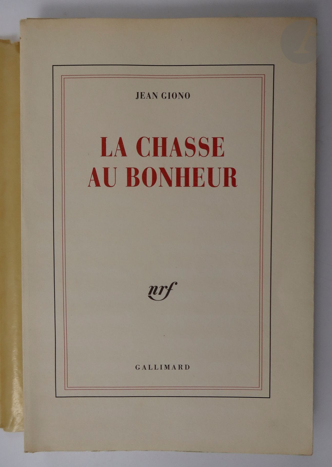 GIONO (Jean).
La Chasse au bonheur.
Paris : Gallimard, [1988]. — In-8, broché, couverture rempliée.
Édition originale de ce recueil de chroniques que Giono écrivit pour des journaux dans la dernière partie de sa vie. Il fait suite aux Terrasses de l'île d'Elbe (1976) et aux Trois arbres de Pazelm (1984).

Un des 56 exemplaires numérotés sur vélin pur chiffon de Rives Arjomari-Prioux, seul grand papier après 46 sur vergé blanc de Hollande van Gelder.

Exemplaire parfaitement conservé.