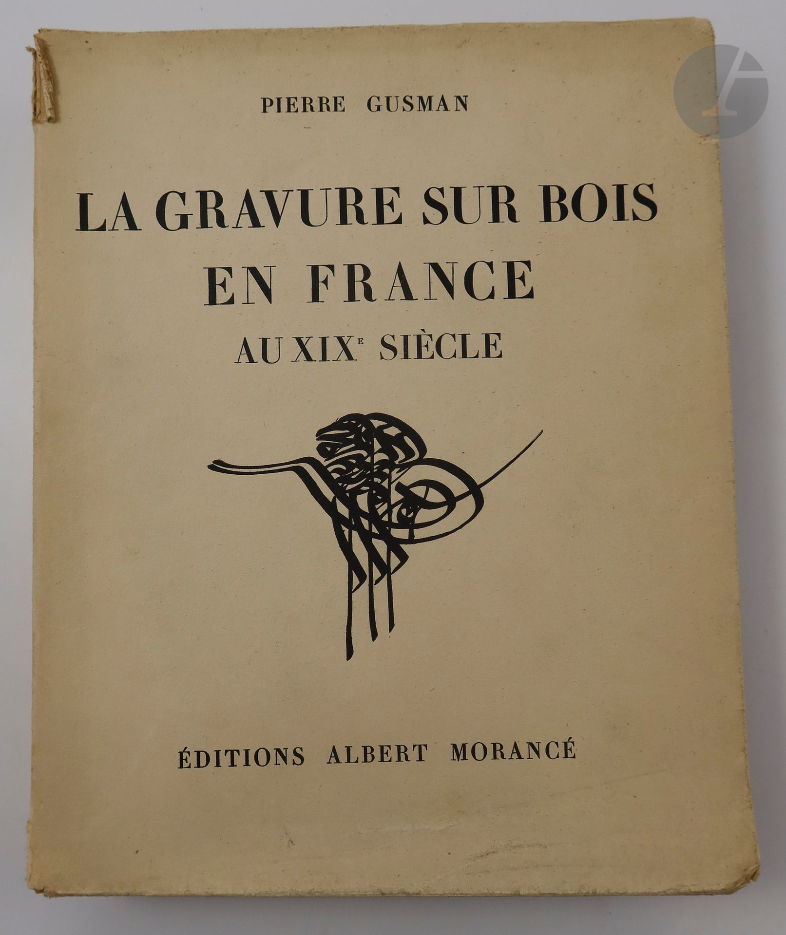 GUSMAN (Pierre).
La Gravure sur bois et d'épargne sur métal du XIVe au XXe siècle.
Paris : R. Roger et F. Chernoviz, 1916. — Grand in-8, reliure fleur de cuir havane, dos à nerfs orné, tête dorée, non rogné, couverture et dos conservés (reliure de l'époque).
Édition originale de cette intéressante histoire de la gravure, faite par le graveur Pierre Gusman, l'un des maîtres en la matière.
Elle est illustrée de nombreuses reproductions en noir dans le texte et à pleine page.

Un des 600 exemplaires numérotés sur vélin de Rives au filigrane de l'ouvrage, celui-ci enrichi à part de deux L.A.S. de l'auteur et graveur, l'une du 6 août 1900 l'autre du 25 février 1923, 3 pages in-12. Dans sa lettre de 1923, Gusman parle de la revue Byblis. La première lettre porte le cachet de la collection J. Mercier.

Dos passé. Accroc au premier caisson. Quelques rousseurs sans gravité sur les tranches.

On joint :
- GUSMAN (Pierre). La Gravure sur bois en France au XIXe siècle. Ouvrage couronné par l'Académie des Beaux-arts. Paris : Albert Morancé, 1929. — In-4, broché, couverture rempliée.

Édition originale de ce très intéressant ouvrage proposant non seulement l'histoire de la gravure sur bois de bout en France, mais surtout un dictionnaire biographique des dessinateurs sur bois et illustrateurs. Comprend 96 planches de reproductions de gravures sur bois en noir et en couleurs.
Déchirures sur le haut du dos.

- Six pièces du XVIIIe siècle. Paris : Société de la Gravure sur Bois Originale, 1924. — In-4, en feuilles, sous double couverture et chemise de l'éditeur.

Plaquette tirée à 133 exemplaires, illustrée de 20 gravures sur bois originales de Fernand Siméon (1884-1928), dont 6 à pleine page.
Exemplaire numéro 2, spécialement imprimé pour le graveur Pierre Gusman.
Bords et dos de la couverture générale légèrement insolés. Quelques rousseurs sans gravité.