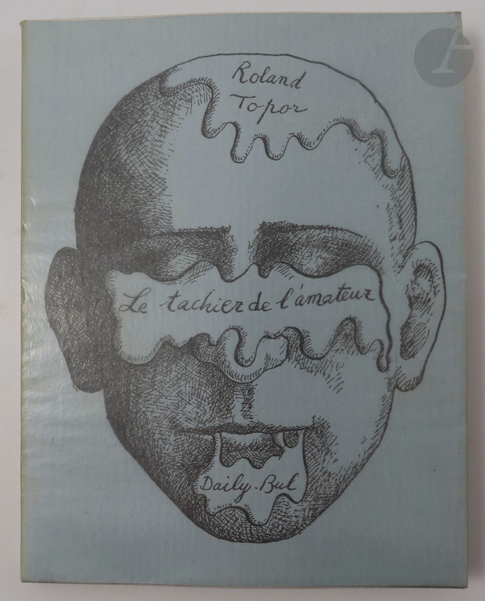 TOPOR (Roland).
Le Tachier de l'amateur.
La Louvière : Le Daily-Bul, [1971]. — In-12, broché, couverture rempliée, étui.
Édition originale dont le texte est en reproduction de l'écriture de Roland Topor. Chaque page est illustrée d'un dessin de l'auteur.

Un des 37 exemplaires numérotés, accompagnés d'une lithographie originale de Roland Topor, numérotée et signée par l'artiste. Il est également complet du buvard rose que l'on trouve normalement dans tous les exemplaires.

Corps de l'ouvrage décollé du dos, les deux derniers feuillets sont défaits.
