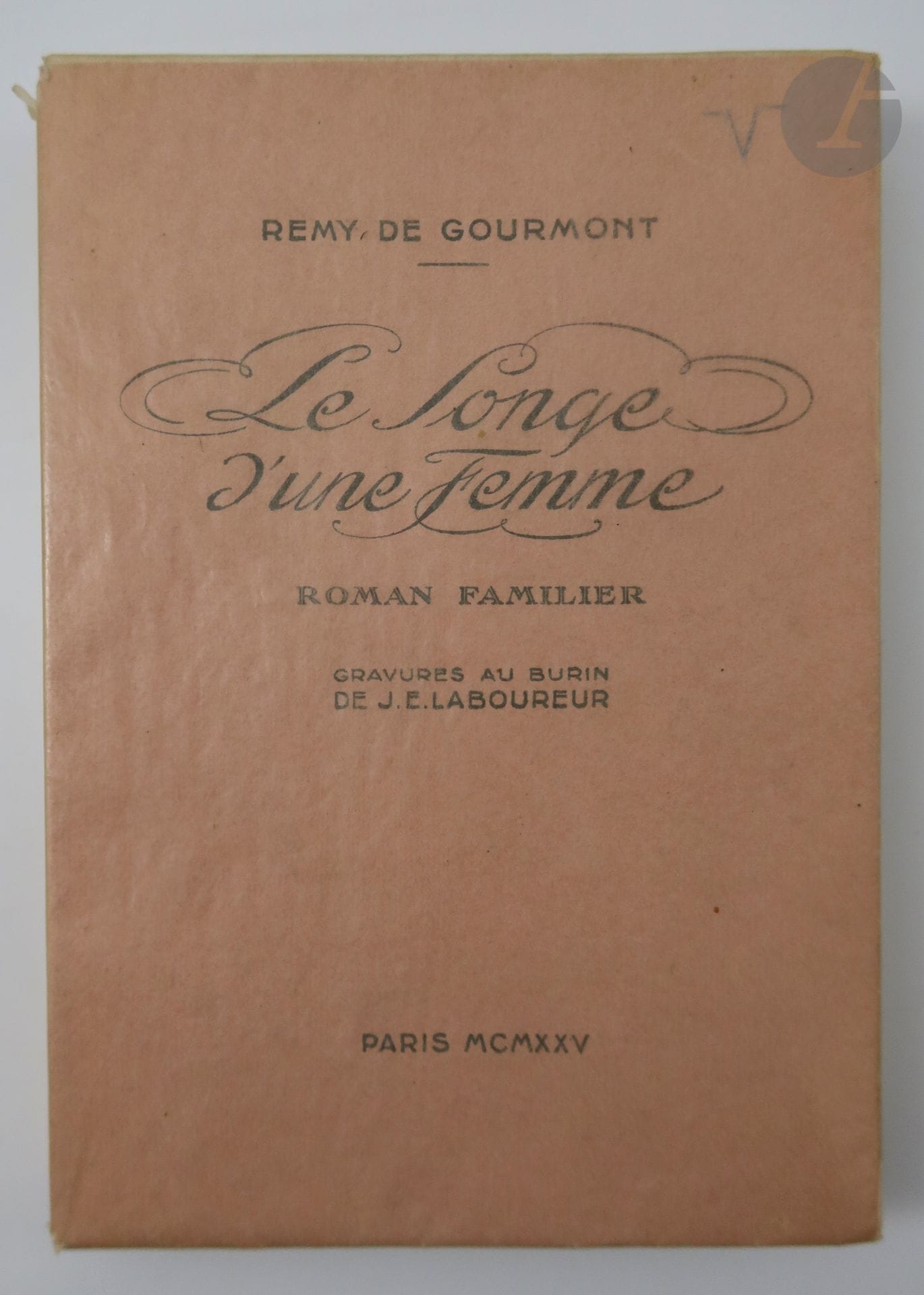 GOURMONT (Remy de) - LABOUREUR (Jean-Émile).
Le Songe d'une femme. Roman familier. Gravures au burin de J.-E. Laboureur.
Paris : Camille Bloch, 1925. — In-8, broché, couverture rempliée.
Sylvain Laboureur, Catalogue complet de l'œuvre de Jean-Émile Laboureur, II, pp. 66 à 72, n° 307.

Édition illustrée de 28 eaux-fortes originales de Jean-Émile LABOUREUR (1877-1943).

Tirage à 460 exemplaires sur papier vélin d'Arches à la forme ; celui-ci est l'un des 25 réservés aux collaborateurs, aux amis de l'éditeur et au dépôt légal (n° V), enrichi d'une suite des gravures sur vélin d'Arches. Cette suite ne comporte que 27 épreuves, il manque celle de la dernière gravure.

Piqûres dans la marge des pages 52 à 55.