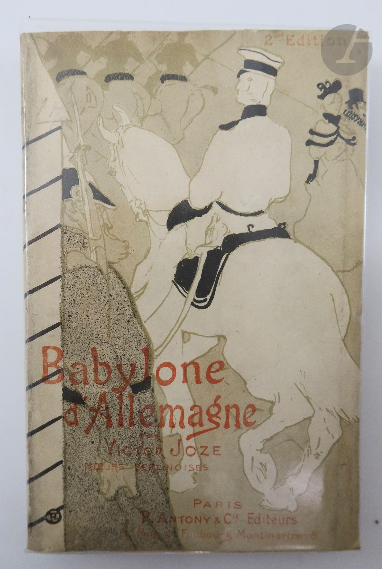 [TOULOUSE-LAUTREC (Henri de)] - JOZE (Joze).
Babylone d’Allemagne. Types de Berlin.
Paris : P. Antony et Cie, 1894. — In-18, broché.
Édition originale très rare dont il n’y a pas eu de tirages sur grands papiers. Elle comporte une très belle couverture illustrée par Henri de TOULOUSE-LAUTREC et 18 compositions en noir dans le texte, de Ferdinand BAC et Lubin de Beauvais.

Victor Joze propose dans cet ouvrage une peinture notamment des filles publiques allemandes ; il en donne cette image peu flatteuse dans sa préface : « La fille publique qui fréquente nos établissements de plaisir, pour y trouver son pain quotidien, garde toujours une certaine retenue. Elle est heureuse de pouvoir se faire passer pour une « danseuse » (…) La fille allemande se fiche pas mal du côté extérieur de son métier. Elle ne va pas s'amuser à vouloir poser pour une artiste. Elle est prostituée et pas autre chose. Plus (elle) est jolie et lancée, plus elle se fait payer, voilà tout. (…) À côté de ces héroïnes de Babylone d'Allemagne, à la démarche lourde, aux tétons avachis, la plus grossière fille de Paris apparaît comme une reine de joie ! »

Exemplaire complet du catalogue relié à la fin. La couverture porte la mention de « 2me Edition ».

Dos restauré avec manques. Tache page 20.