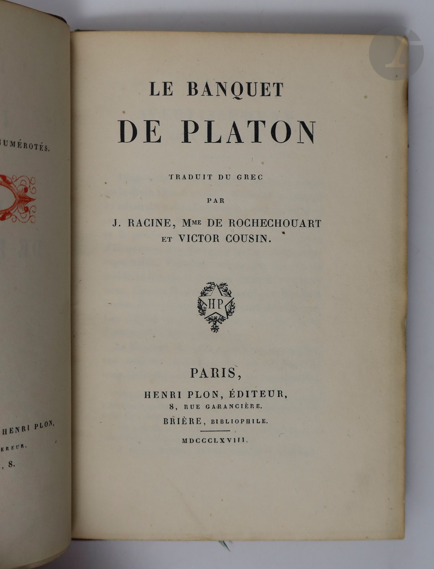 PLATON.
Le Banquet de Platon traduit du grec par J. Racine, Mme de Rochechouart et Victor Cousin.
Paris : Henri Plon, Brière, 1868. — In-32, maroquin rouge, armes dorées au centre des plats, dos à nerfs, dentelle dorée intérieure, tête dorée, non rogné (Petit succr de Simier).
Belle édition parfaitement imprimée, publiée à seulement 100 exemplaires sur vélin de Hollande.

Elle réunit trois traductions : « Racine a traduit jusqu'au Discours de Pausanias inclusivement (pages 1 à 29). De madame de Fontevrault, qui avait traduit l'ouvrage entier, mais qui par déférence pour l'avis de Racine, avait brûlé le Discours d'Alcibiade, il n'a été conservé que les Discours d'Éryximaque, d'Aristophane, d'Agathon et de Socrate (pages 29 à 77). Nous avons emprunté à Victor Cousin, à ce savant traducteur des œuvres complètes de Platon, dont les lettres déplorent la perte récente, le Discours d'Alcibiade (pages 77 à 99) » (avertissement de l'éditeur, pp. X et XI).

Exemplaire non numéroté, provenant de la bibliothèque du marquis Guy de Charnacé (1825-1909), écrivain, journaliste, agronome et critique musical et littéraire, relié à ses armes.

Frottement à un mors.
Provenance : marquis de Charnacé, avec ses armes sur les plats.
