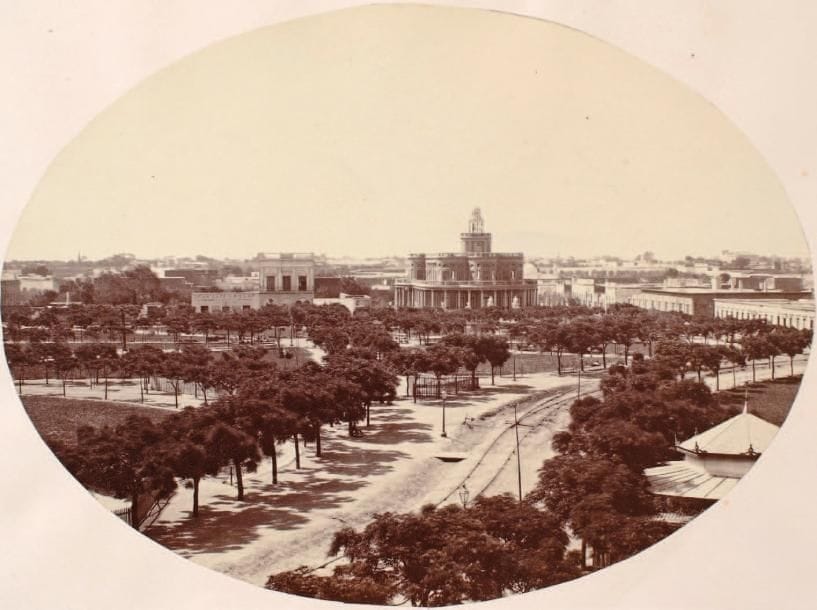 Benito Panunzi (1819-1894)
Argentine, c. 1867. Buenos Aires. Plaza del Parque (actuelle Plaza Lavalle). Epreuve sur papier albuminé, contrecollée sur carton. Légendes manuscrites à la mine de plomb sur le montage. Format oval : 15,5 x 21 cm. Bibliographie : op. cit., p. 56. 