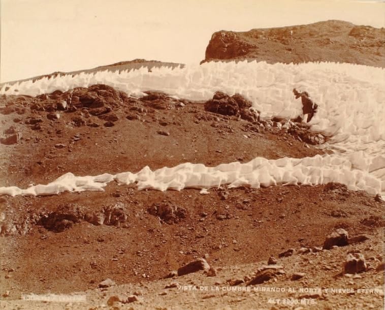 Félix Leblanc
Chili, c. 1870. Vista de la cumbre mirando al Norte y nieves eternas. Alt. 3900 mts. Epreuve sur papier albuminé. Légendes et mention "Fotografia Leblanc" en bas de l'image. 18,2 x 23,3 cm. 