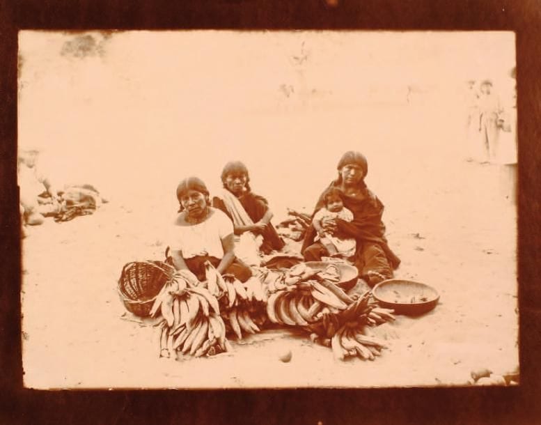Pedro Emilio Garreaud (1835-1875)
Pérou, c. 1870. Catacaos. Grupo de Cholos. Epreuve sur papier albuminé. Légende manuscrite à la mine de plomb au verso. 16,5 x 22,5 cm. 