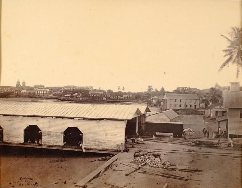 Emil Herbruger (1808-1894)
Panama, 1865. Port view of city of Panama from R R Station. Epreuve sur papier albuminé, contrecollée sur carton, située, signée et datée dans le négatif en bas à gauche. Légendes manuscrites au verso du support. 20 x 25,5 cm. 